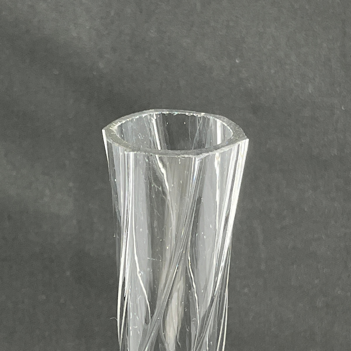 En snoet vase fra 1930'erne, 23 cm.