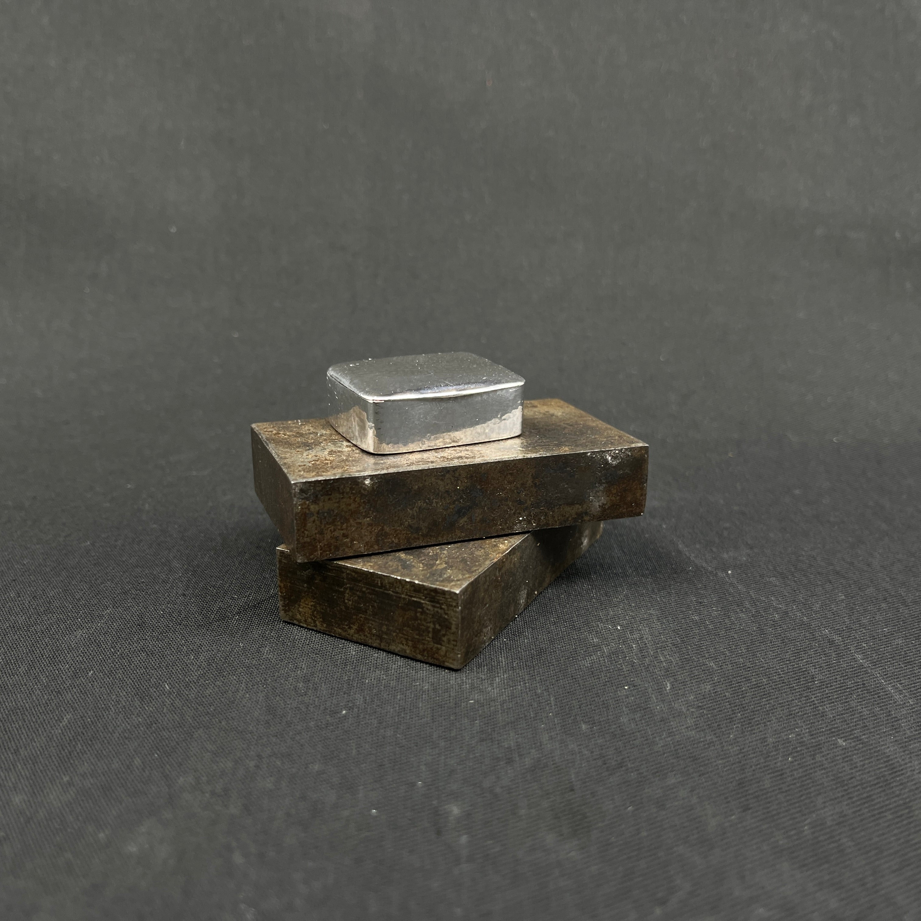 Firkantet pilleæske i sølv