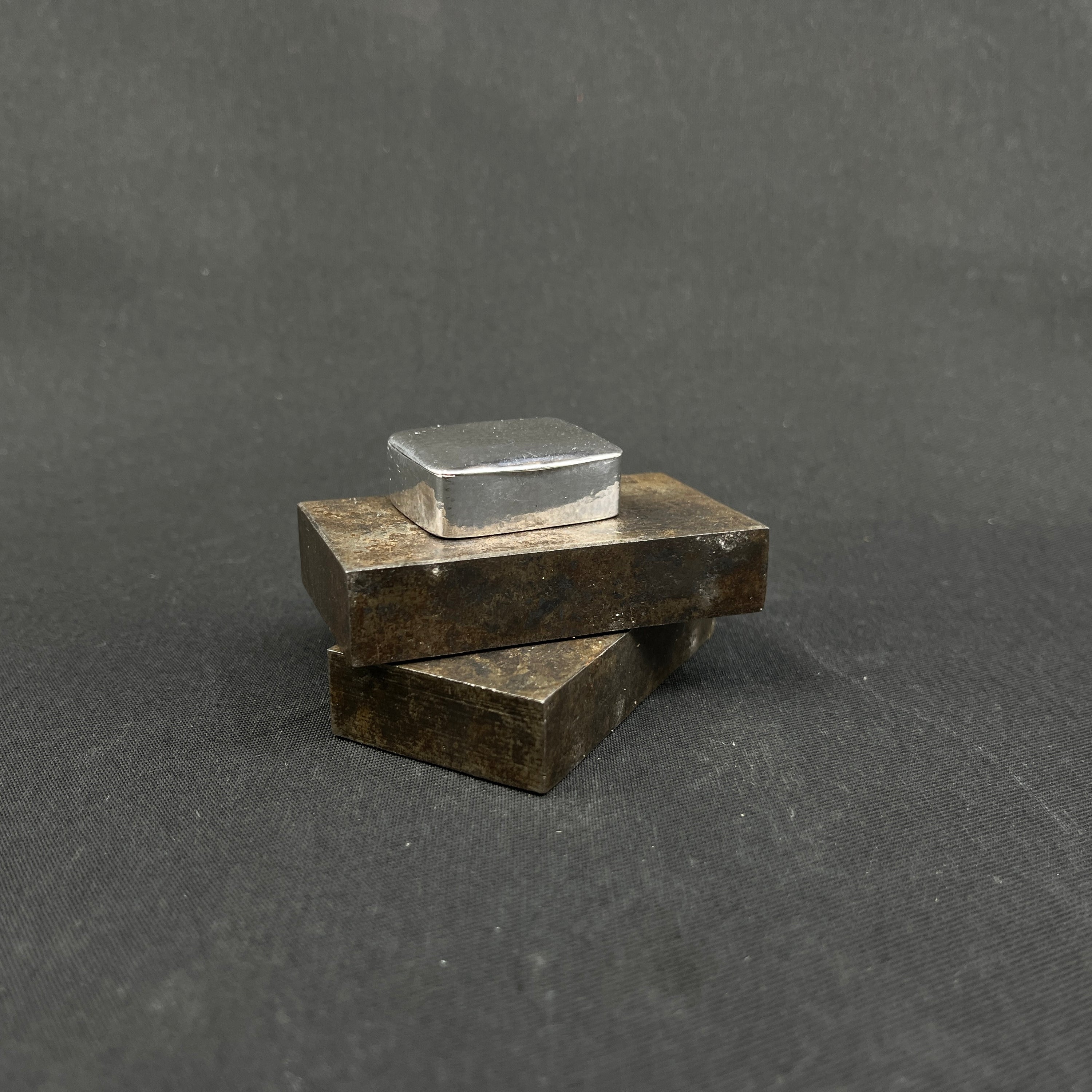 Round pill box in silver