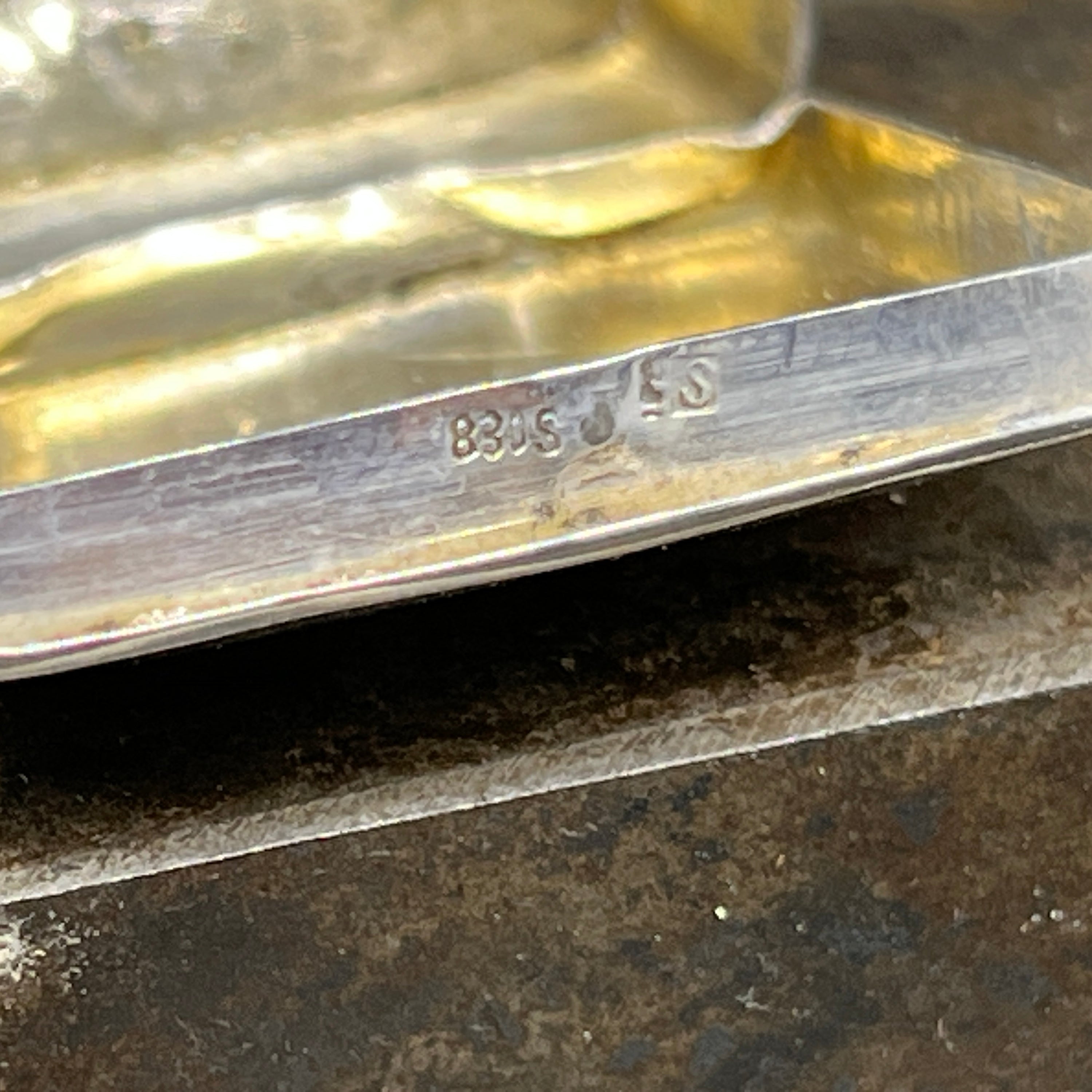 Round pill box in silver