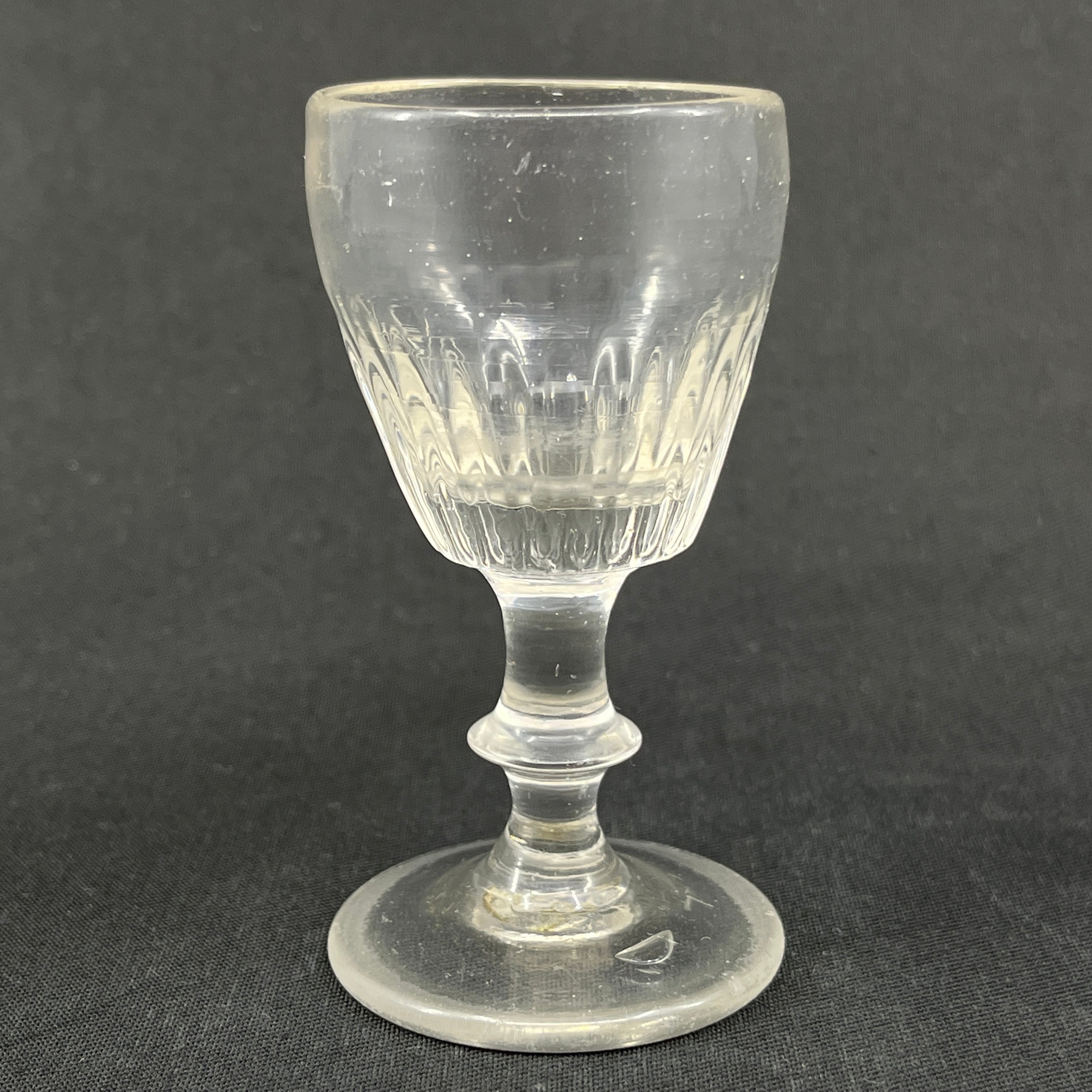 Fastblæst snapseglas fra Holmegaard Glasværk