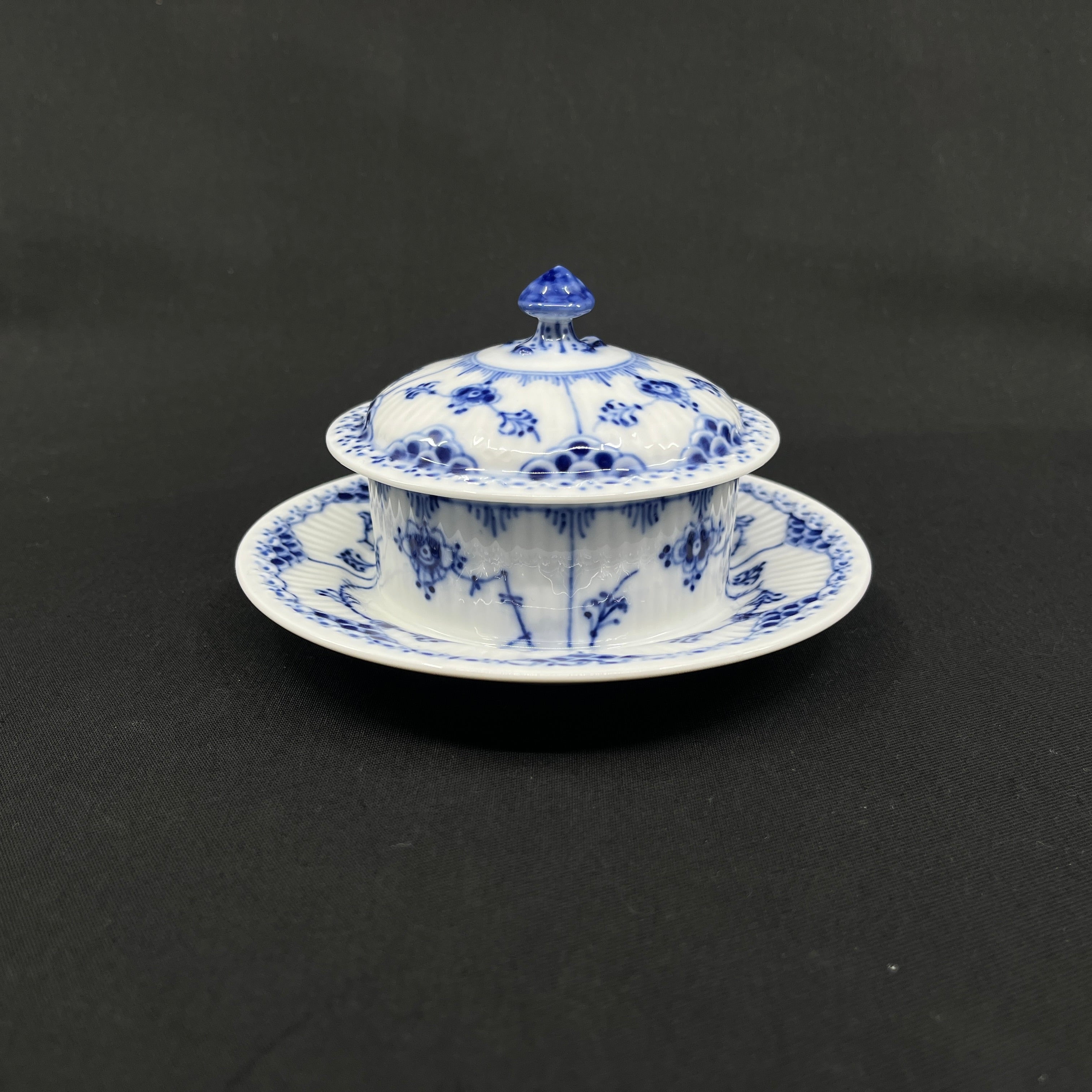 Musselmalet Halvblonde smørskål, 1/707, sjælden