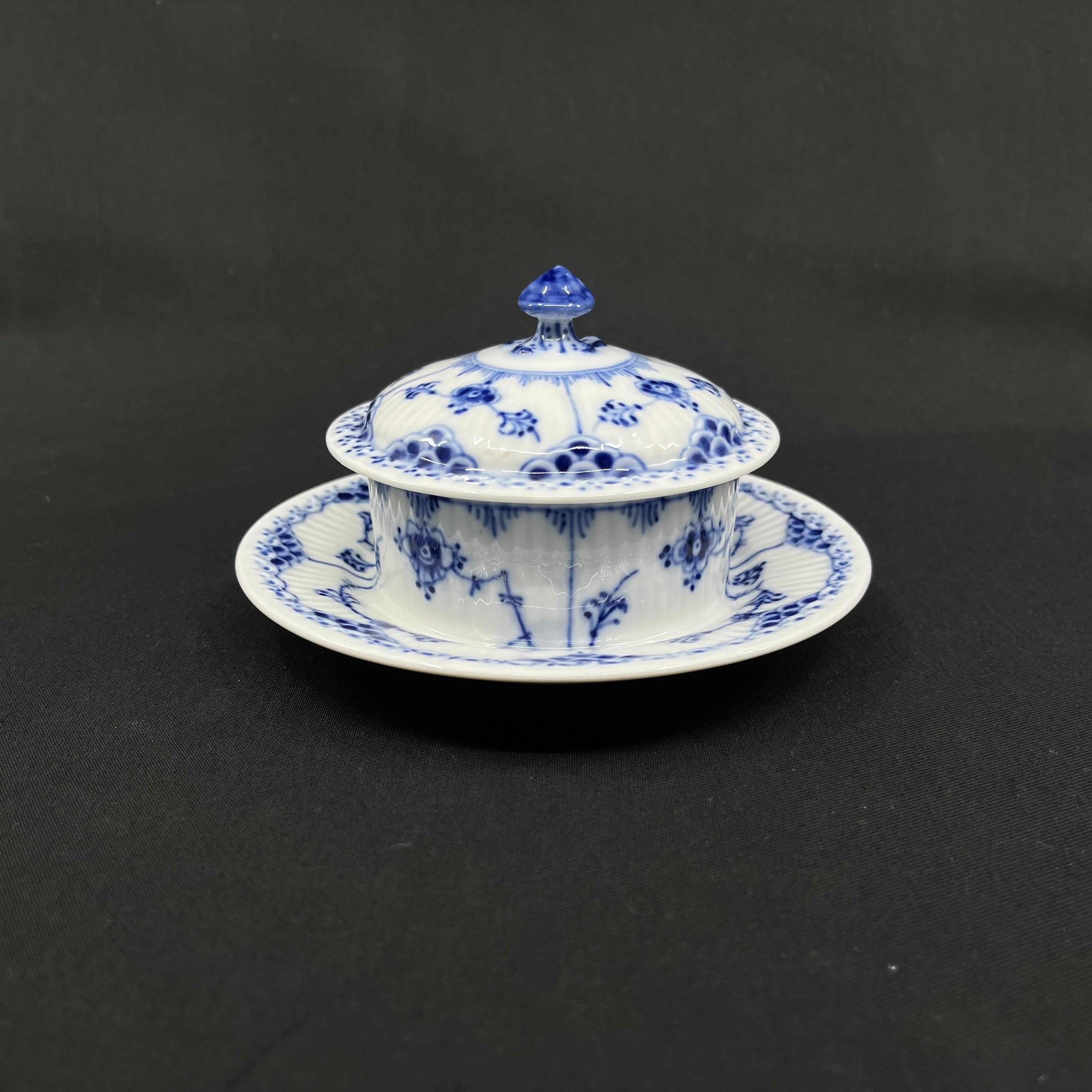 Musselmalet Halvblonde smørskål, 1/707, sjælden