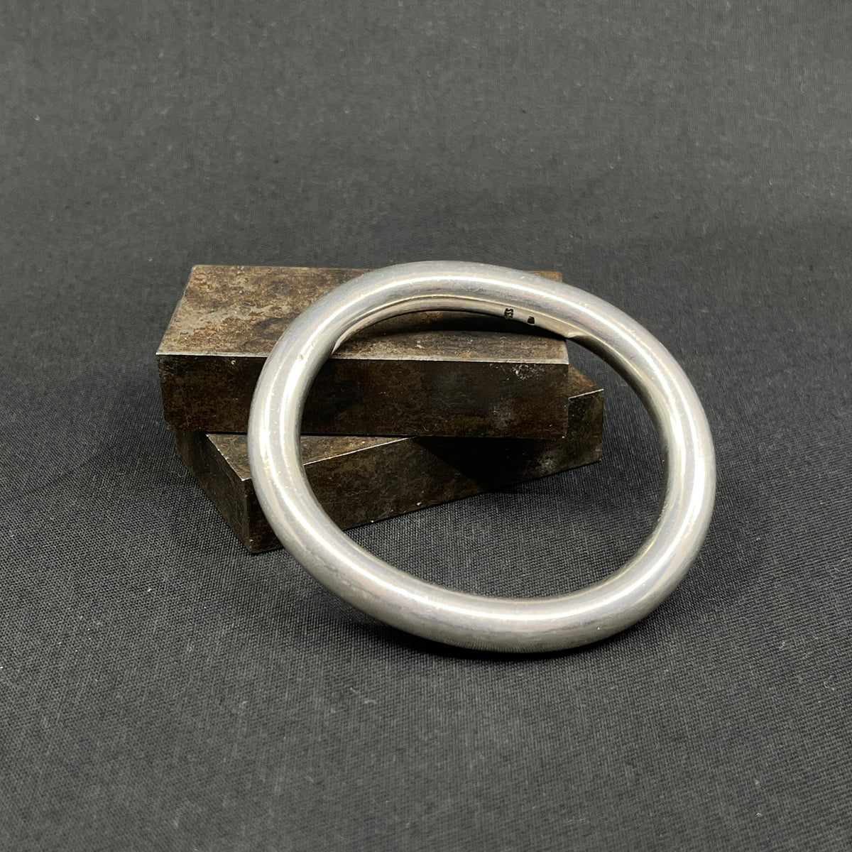 Armring af Ole W. Jacobsen, 7,6x6,6 cm.