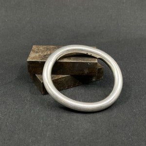 Armring af Ole W. Jacobsen, 7,6x6,6 cm.