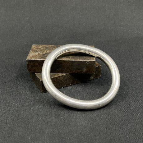 Armring af Ole W. Jacobsen, 7,6x6,6 cm.