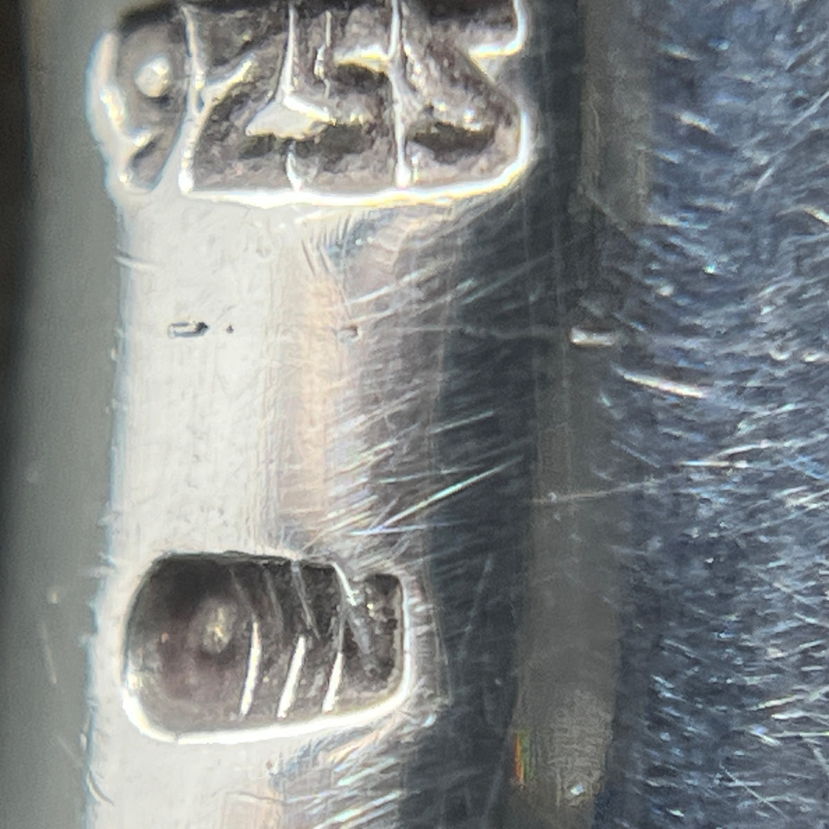 Armring af Ole W. Jacobsen, 7,6x6,6 cm.