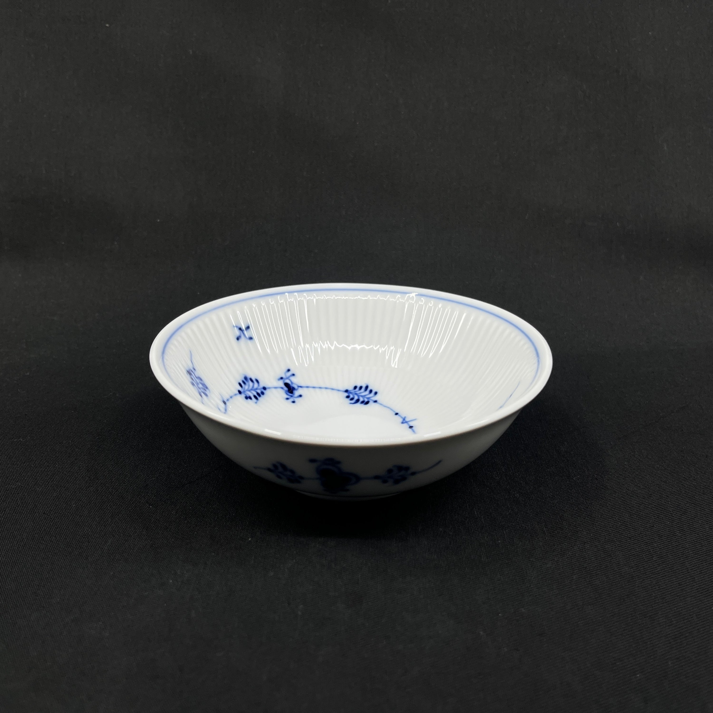 Musselmalet Riflet ymerskål, 13,5 cm.