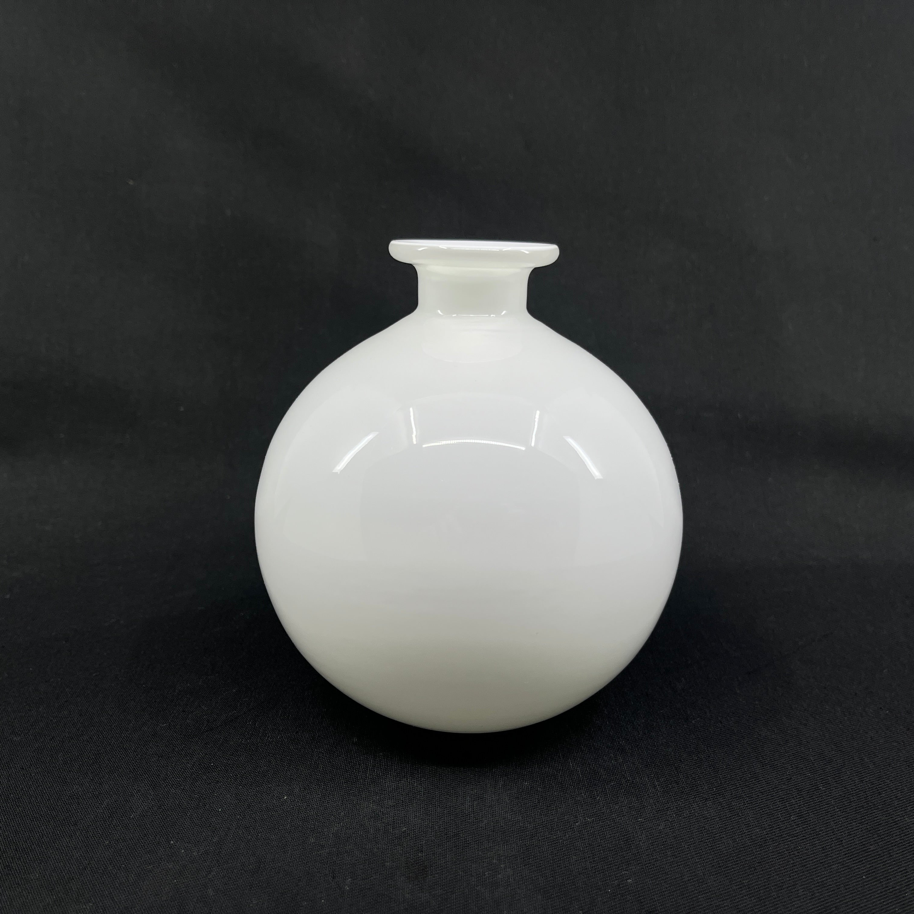 Kuglerund hvid Carnaby vase, 14 cm.