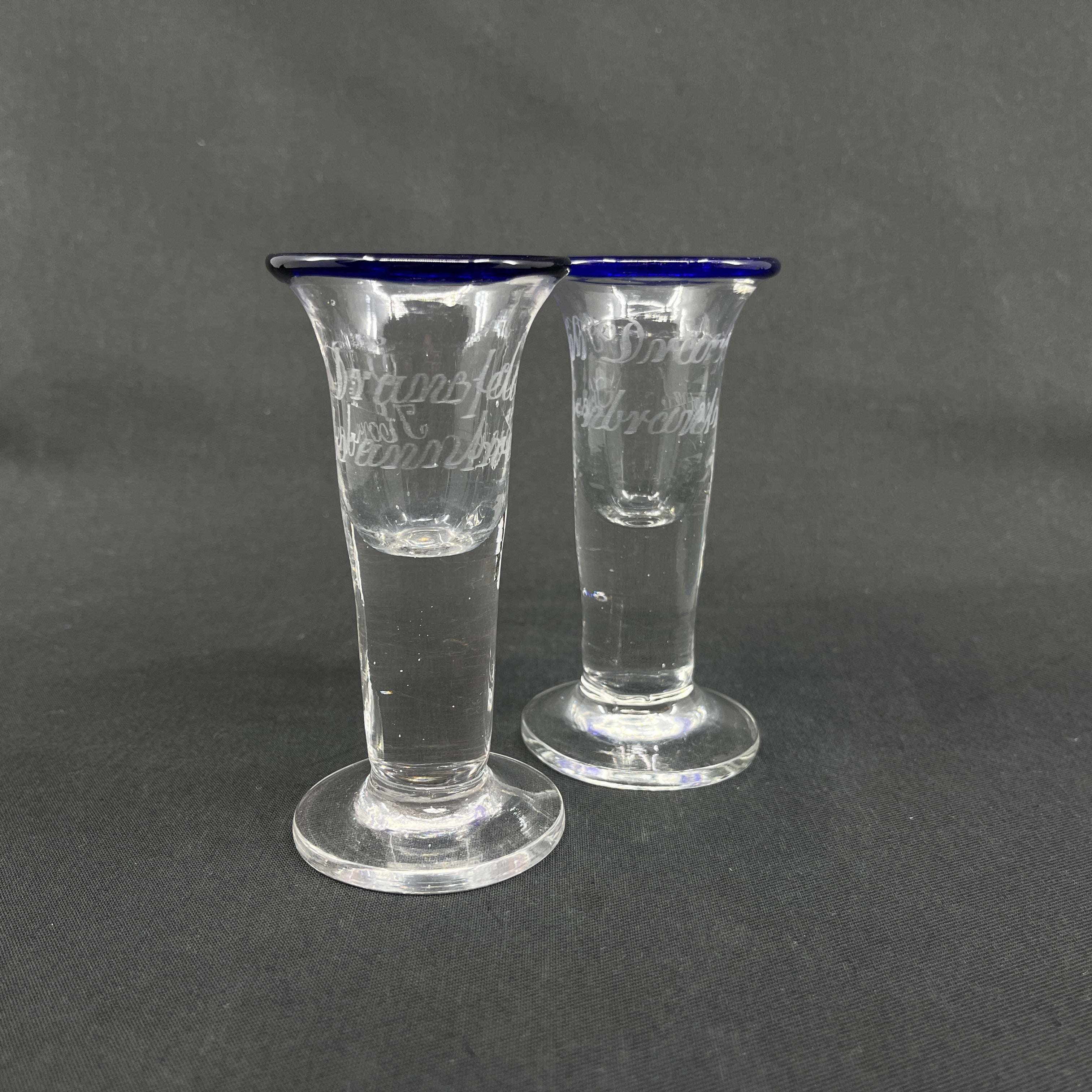 Et par geneverglas med blå kant - G. W. Dramsfeldt kornbrændevin