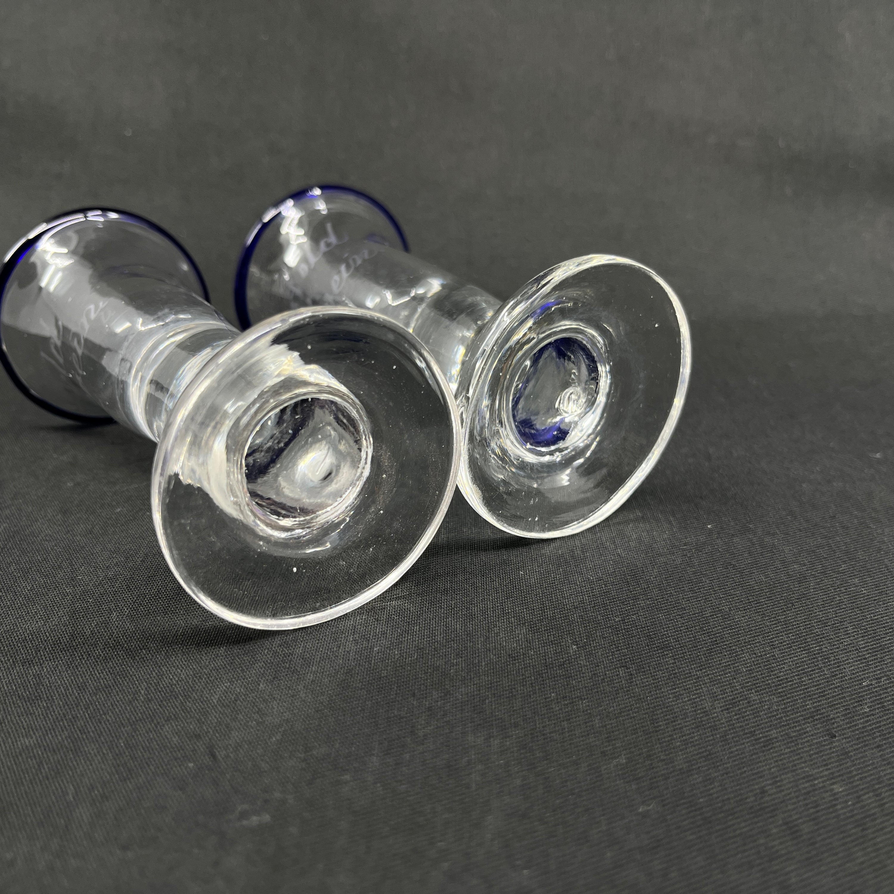 Et par geneverglas med blå kant - G. W. Dramsfeldt kornbrændevin