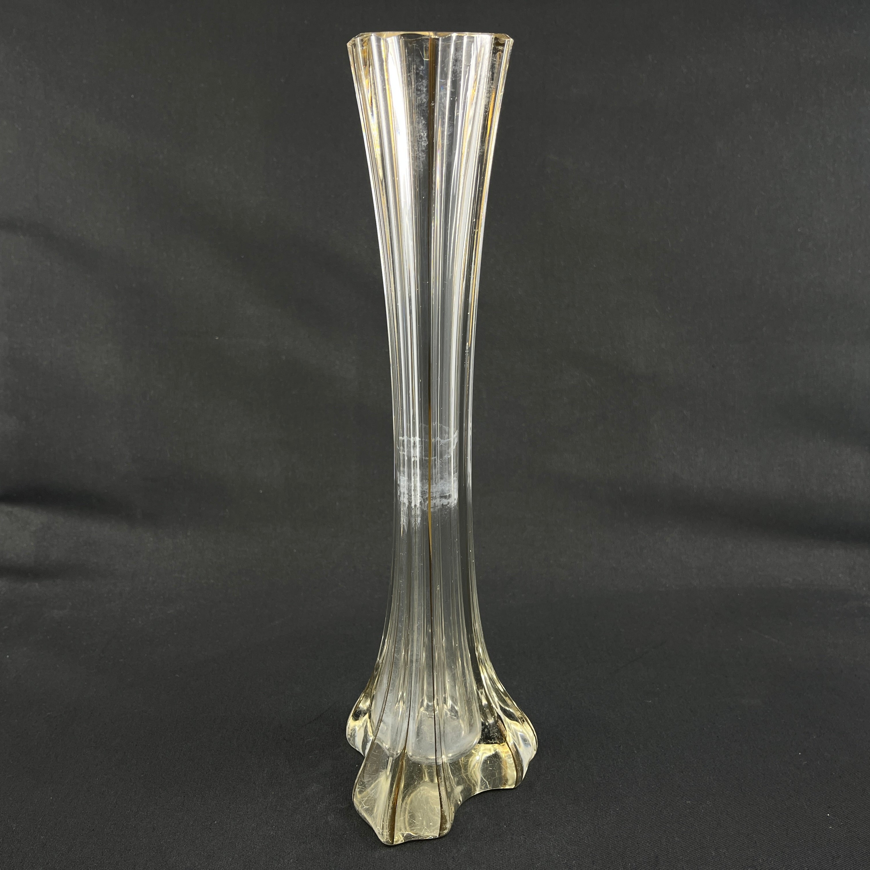 Slank liljevase med guld, 32 cm.