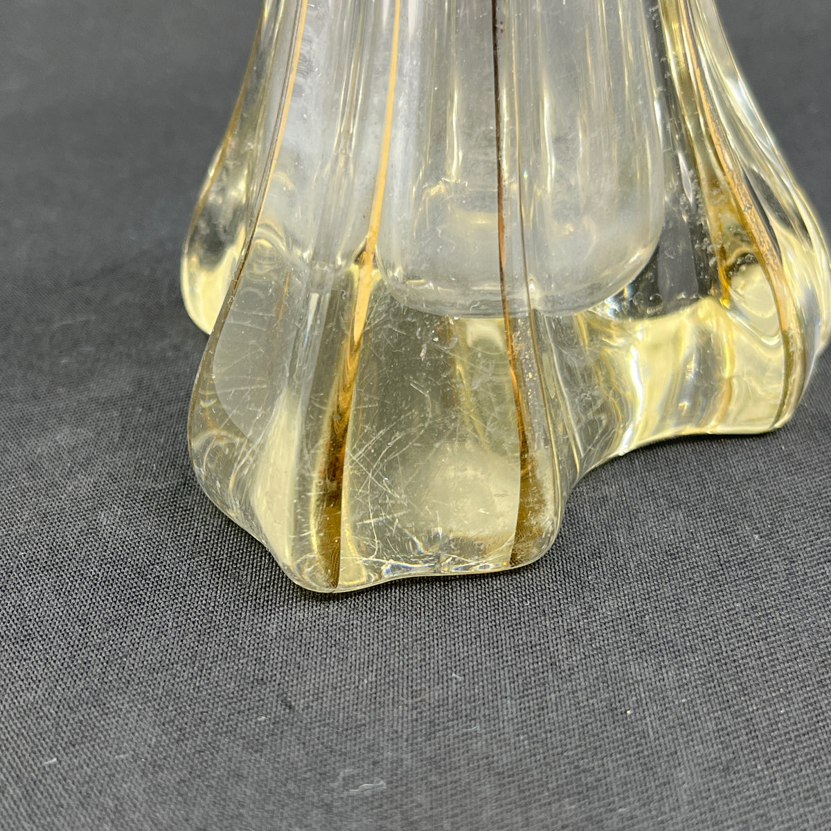 Slank liljevase med guld, 32 cm.