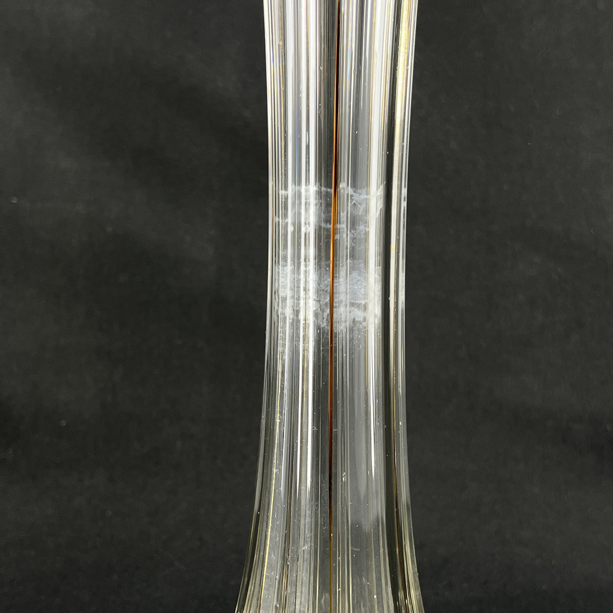 Slank liljevase med guld, 32 cm.
