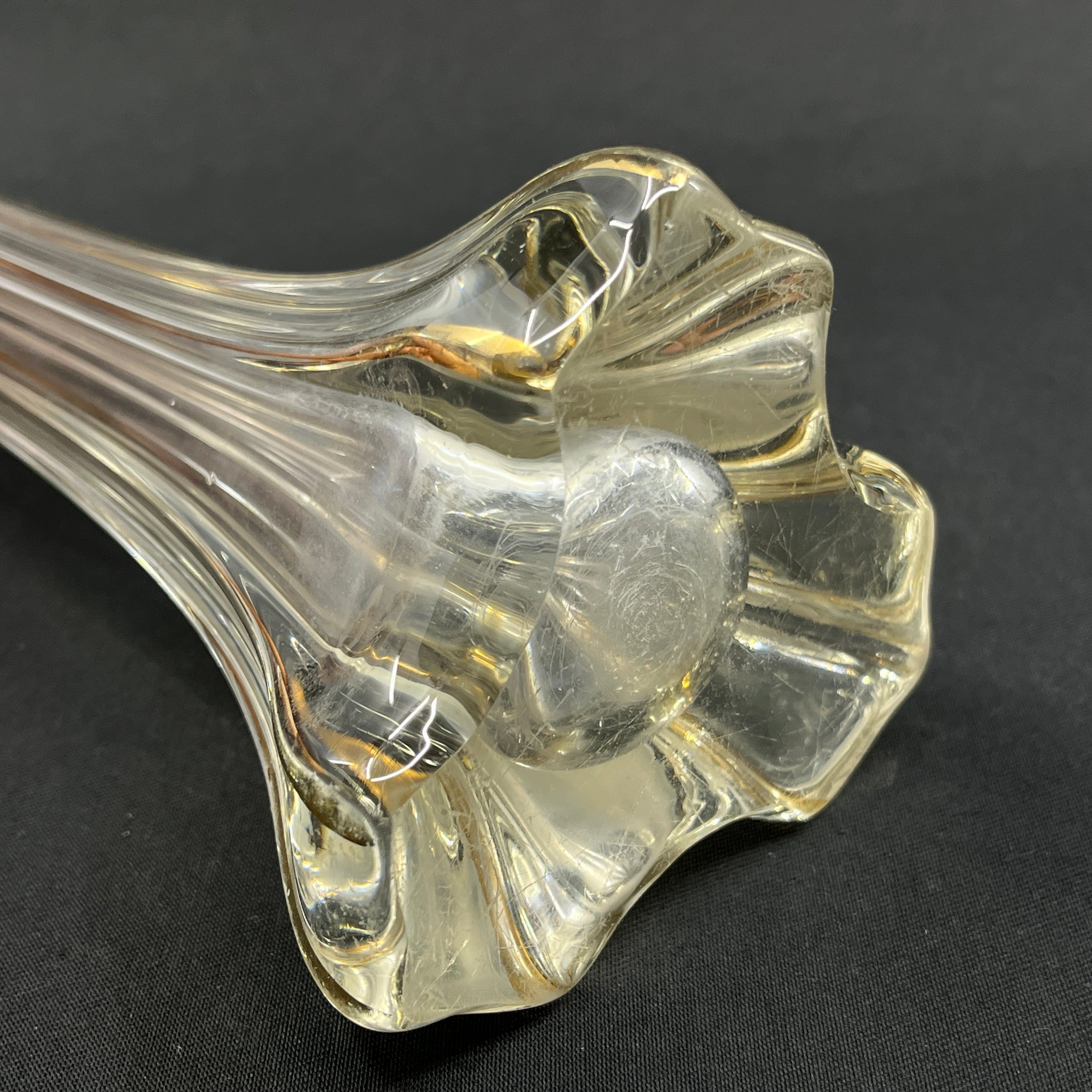 Ein Paar hohe, schlanke Lilienvasen