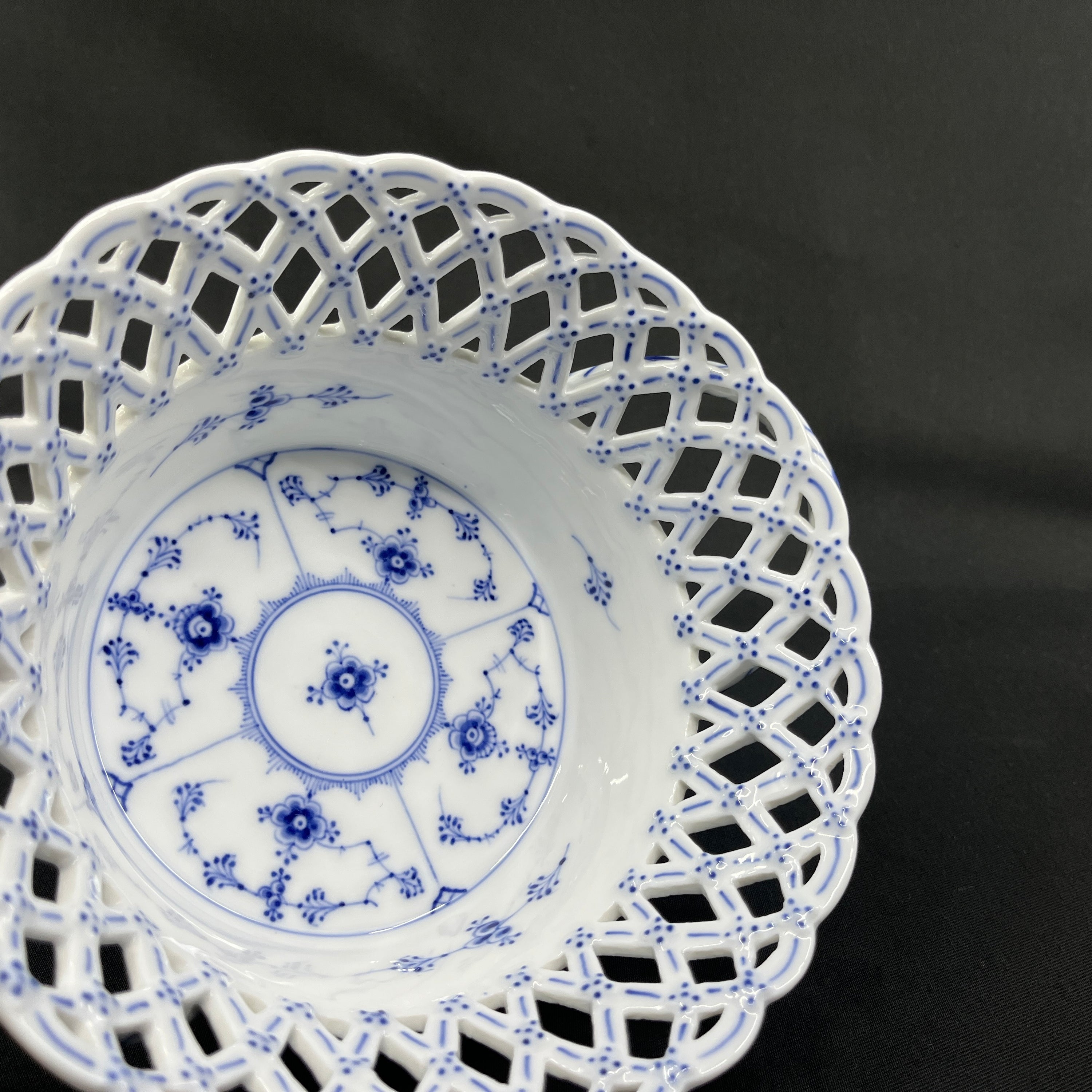 Blaue, geriffelte Obstschale mit Vollspitze und Gold