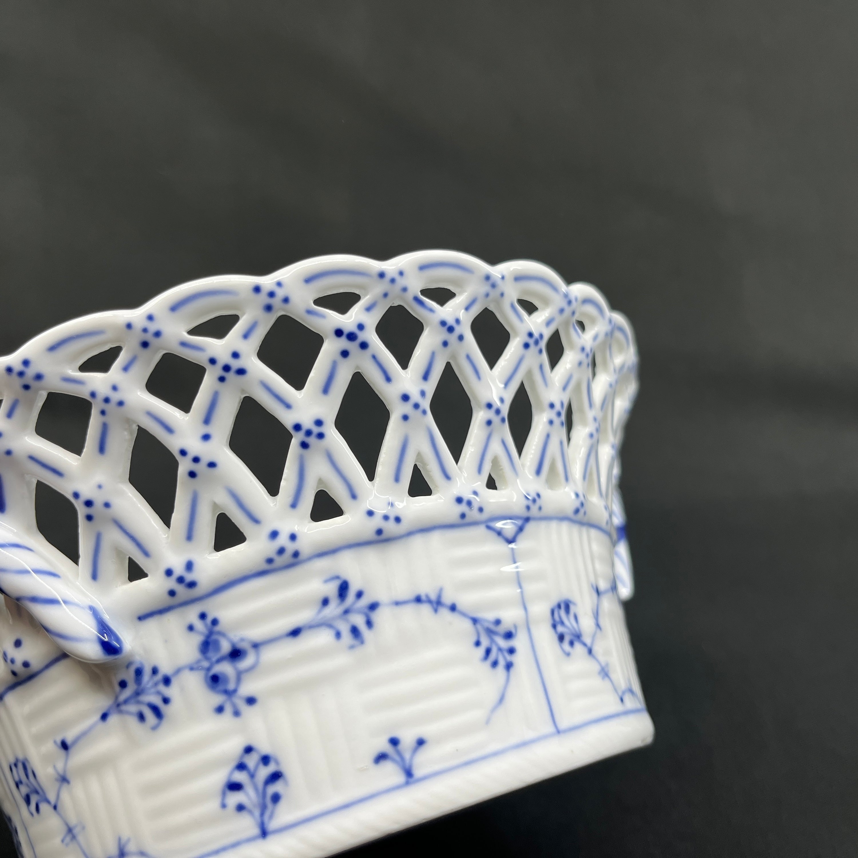 Blaue, geriffelte Obstschale mit Vollspitze und Gold