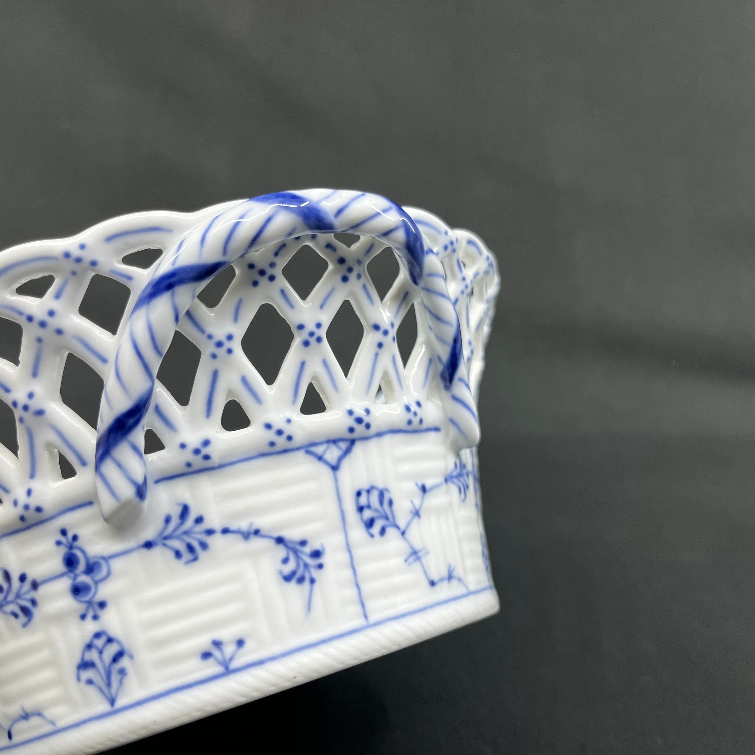 Blaue, geriffelte Obstschale mit Vollspitze und Gold