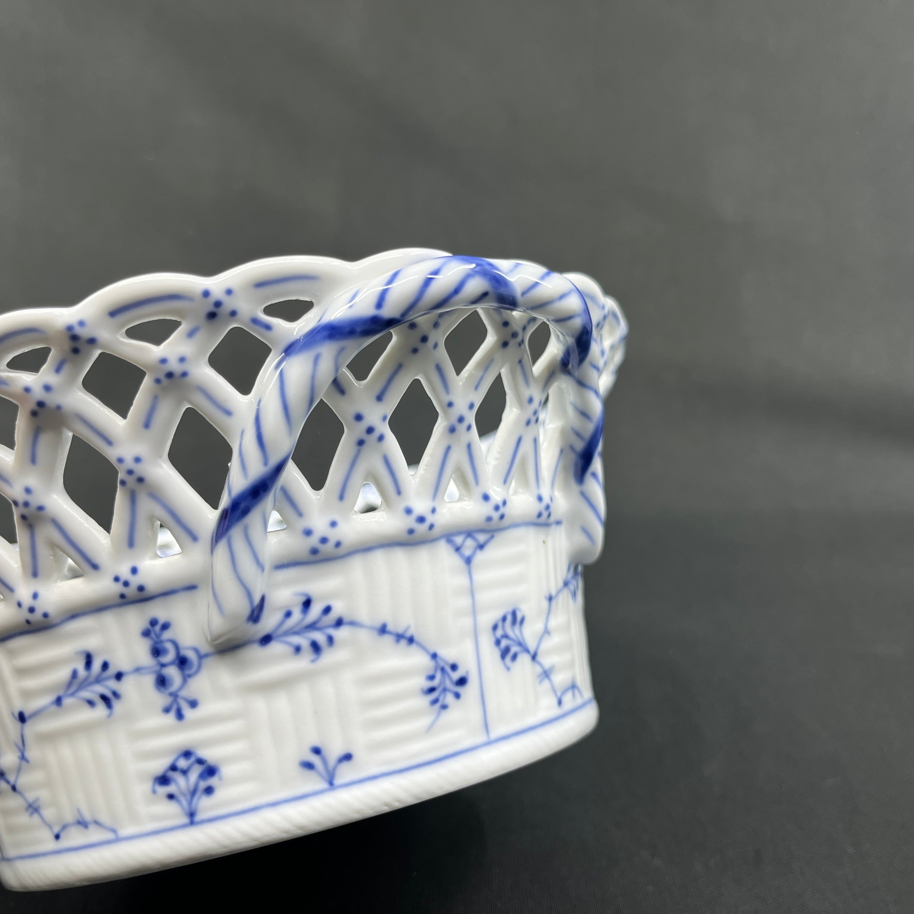 Blaue, geriffelte Obstschale mit Vollspitze und Gold