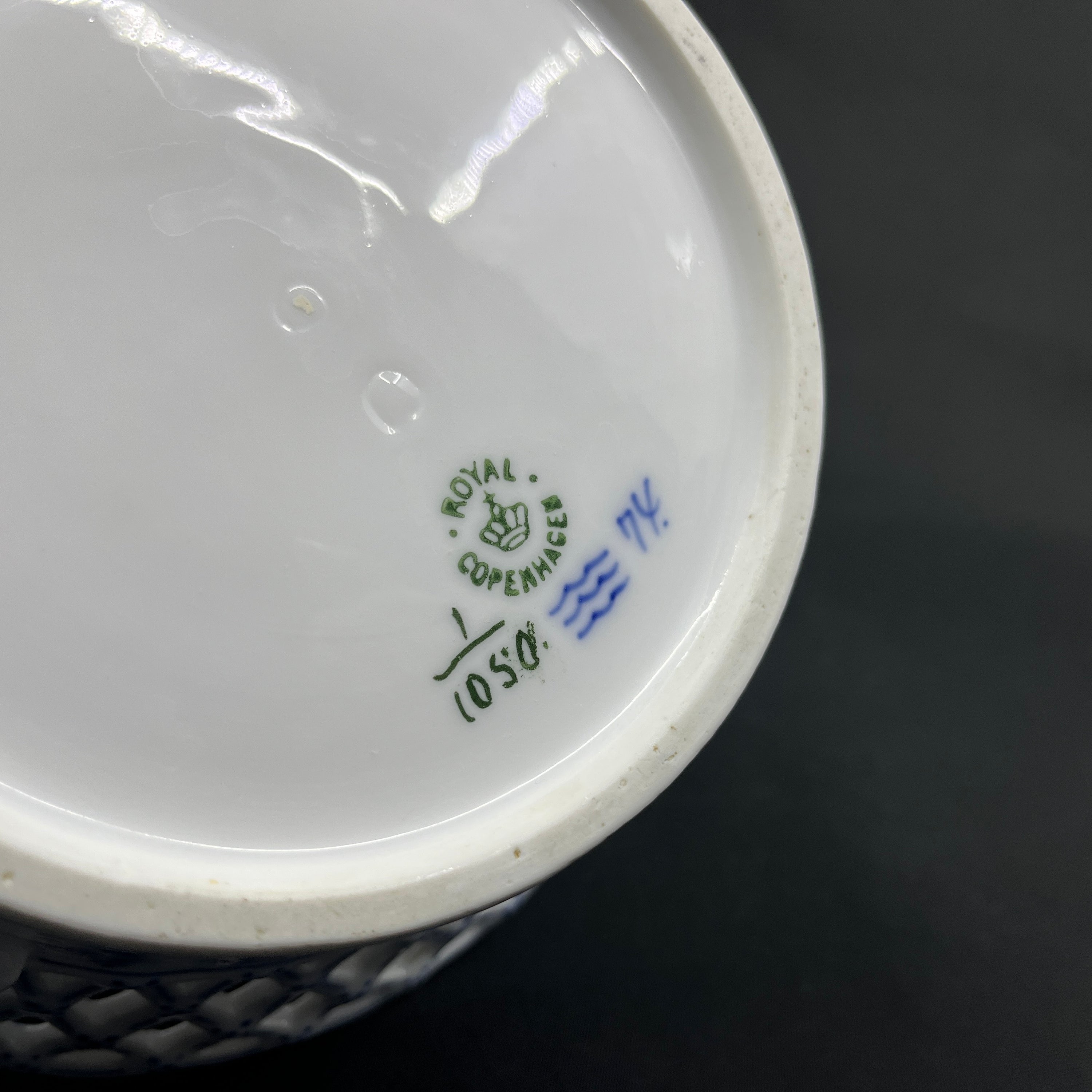 Blaue, geriffelte Obstschale mit Vollspitze und Gold