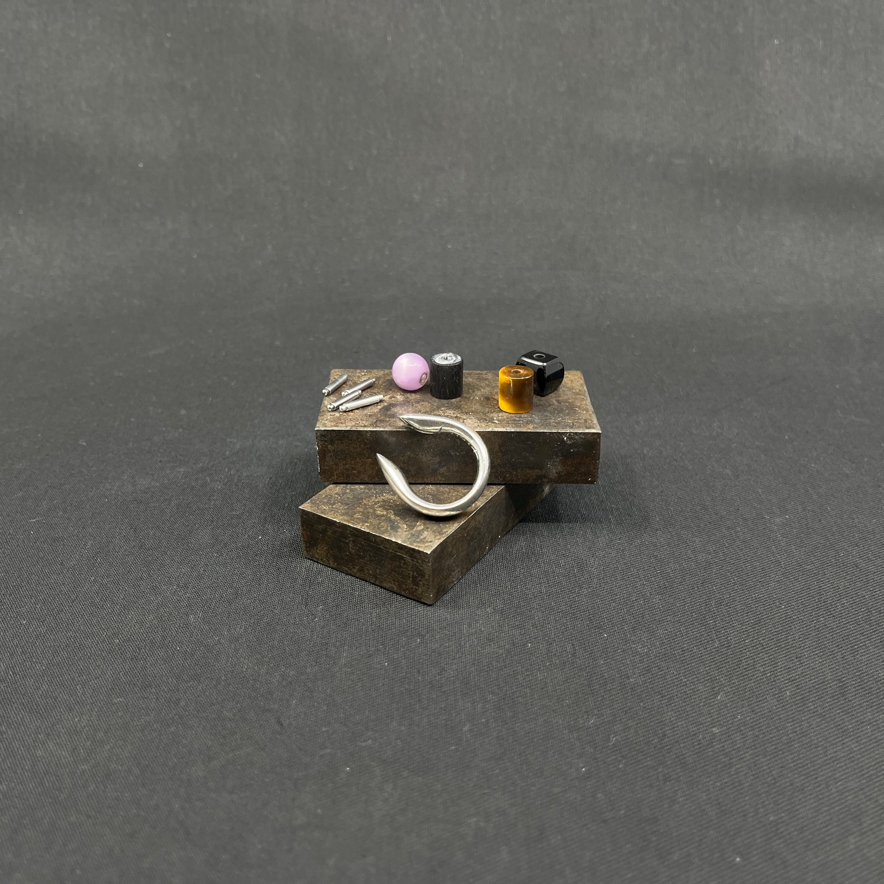 Moderne ring i sølv med fire stene