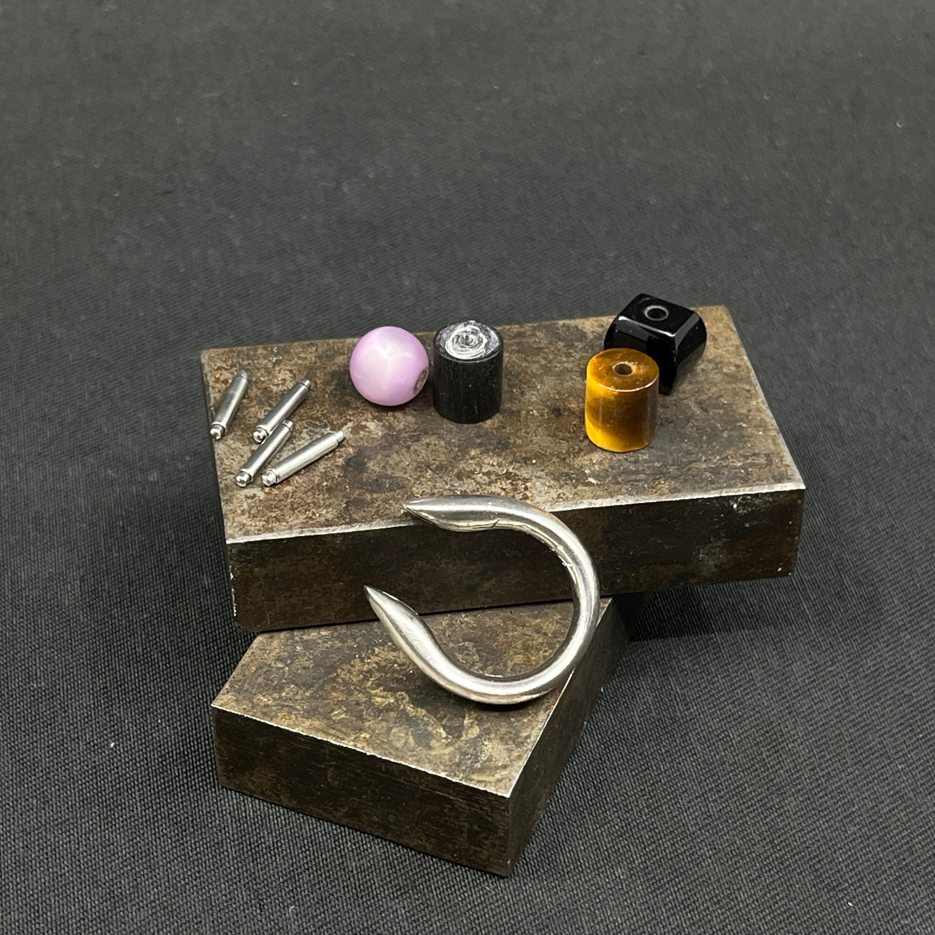 Moderne ring i sølv med fire stene