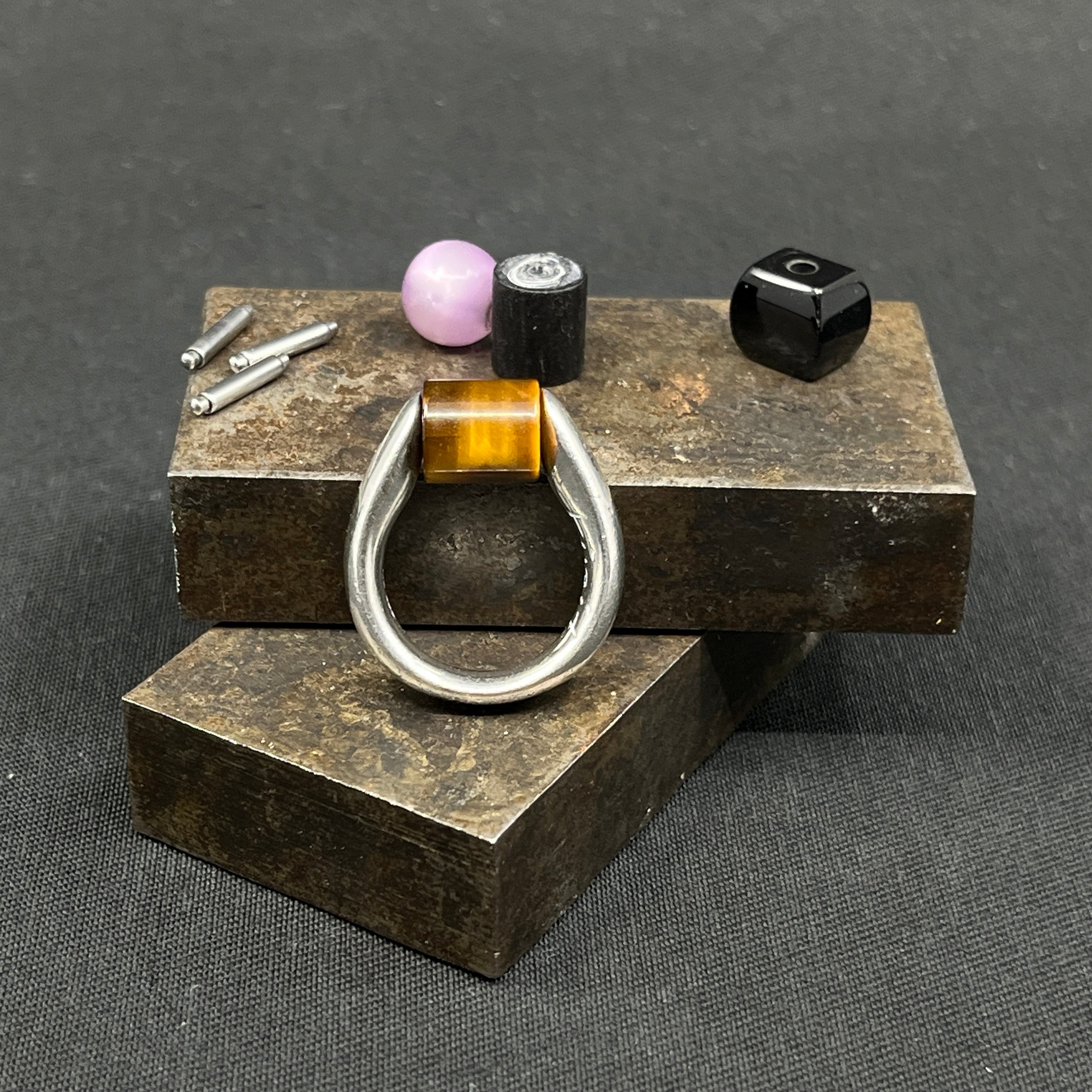 Moderne ring i sølv med fire stene