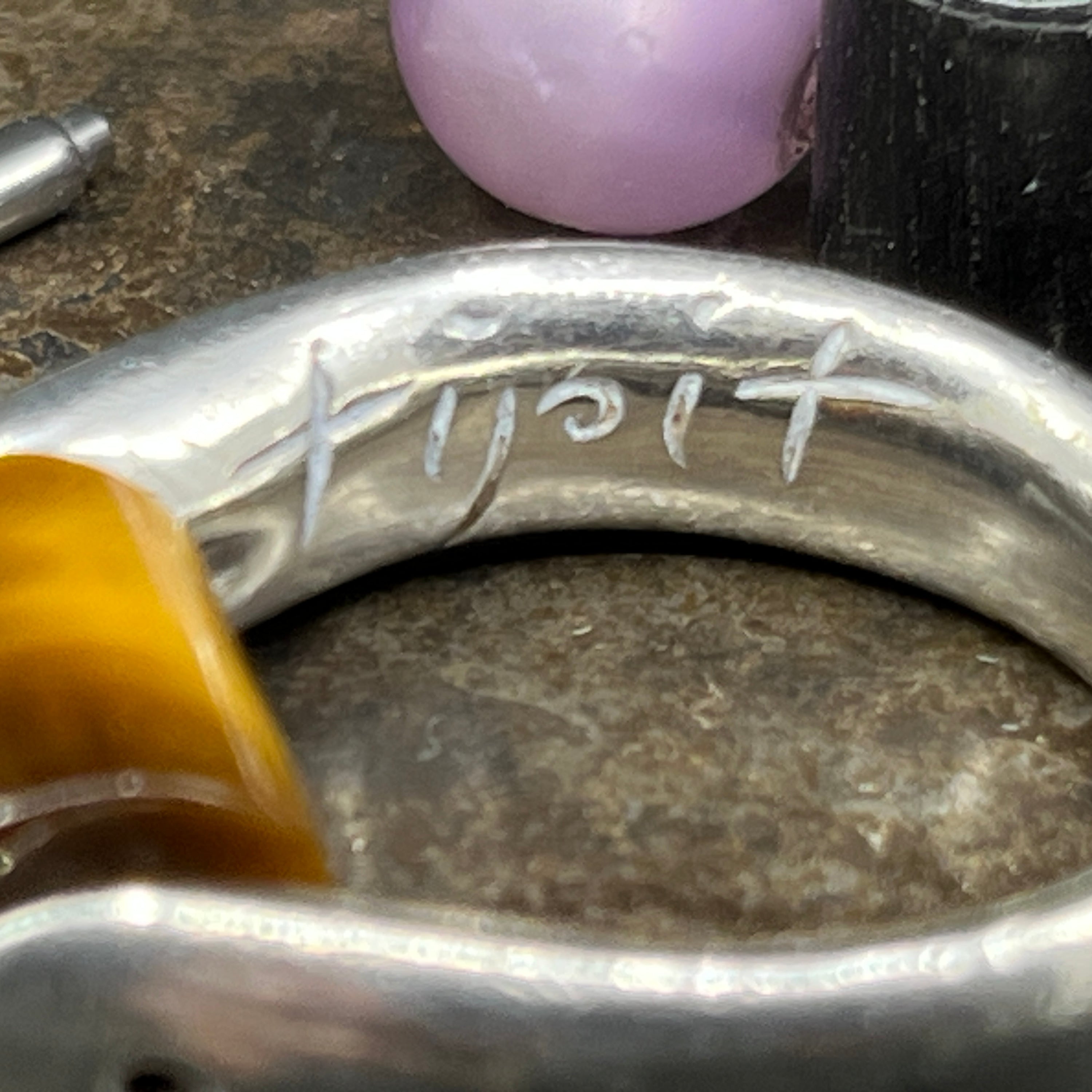 Moderne ring i sølv med fire stene