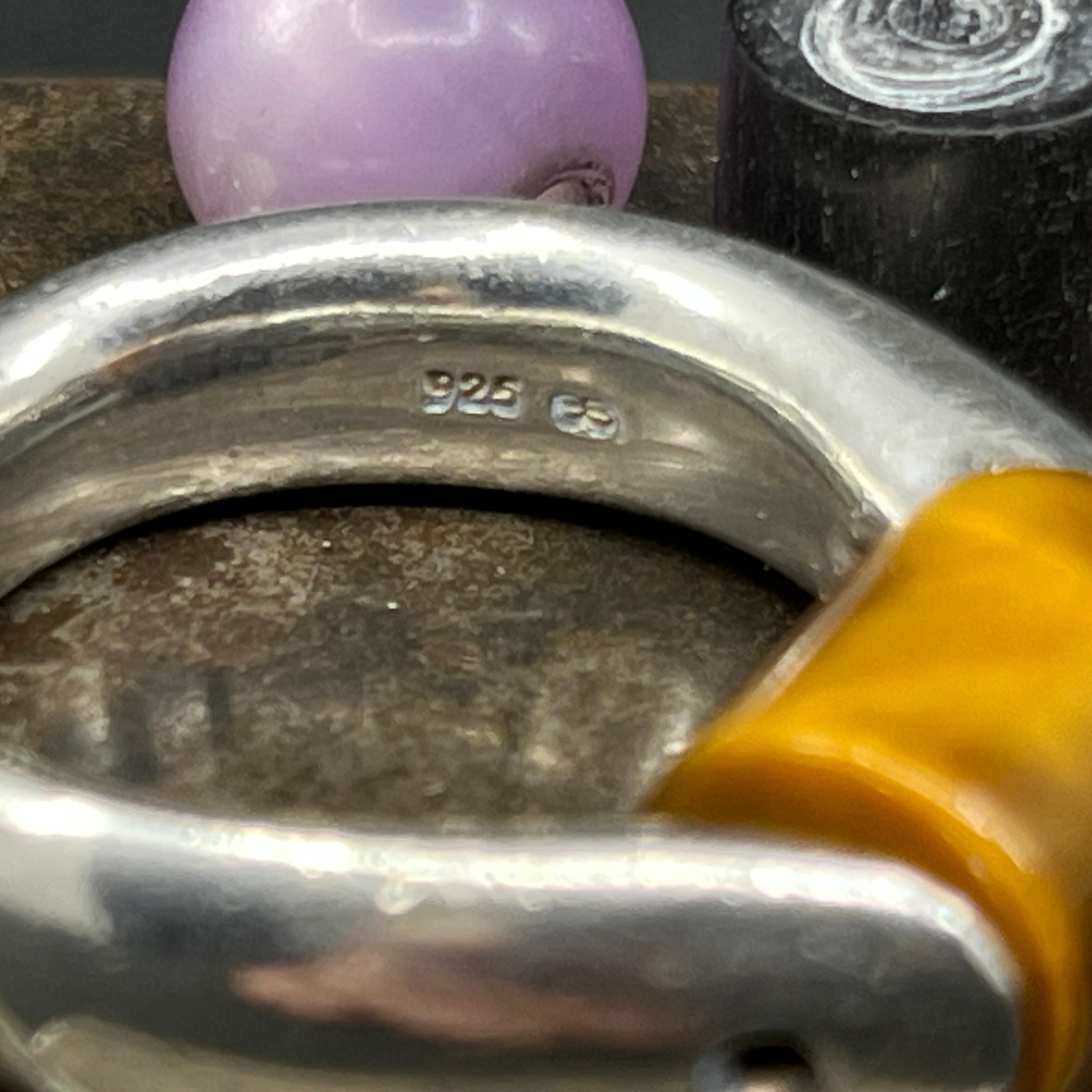 Moderne ring i sølv med fire stene