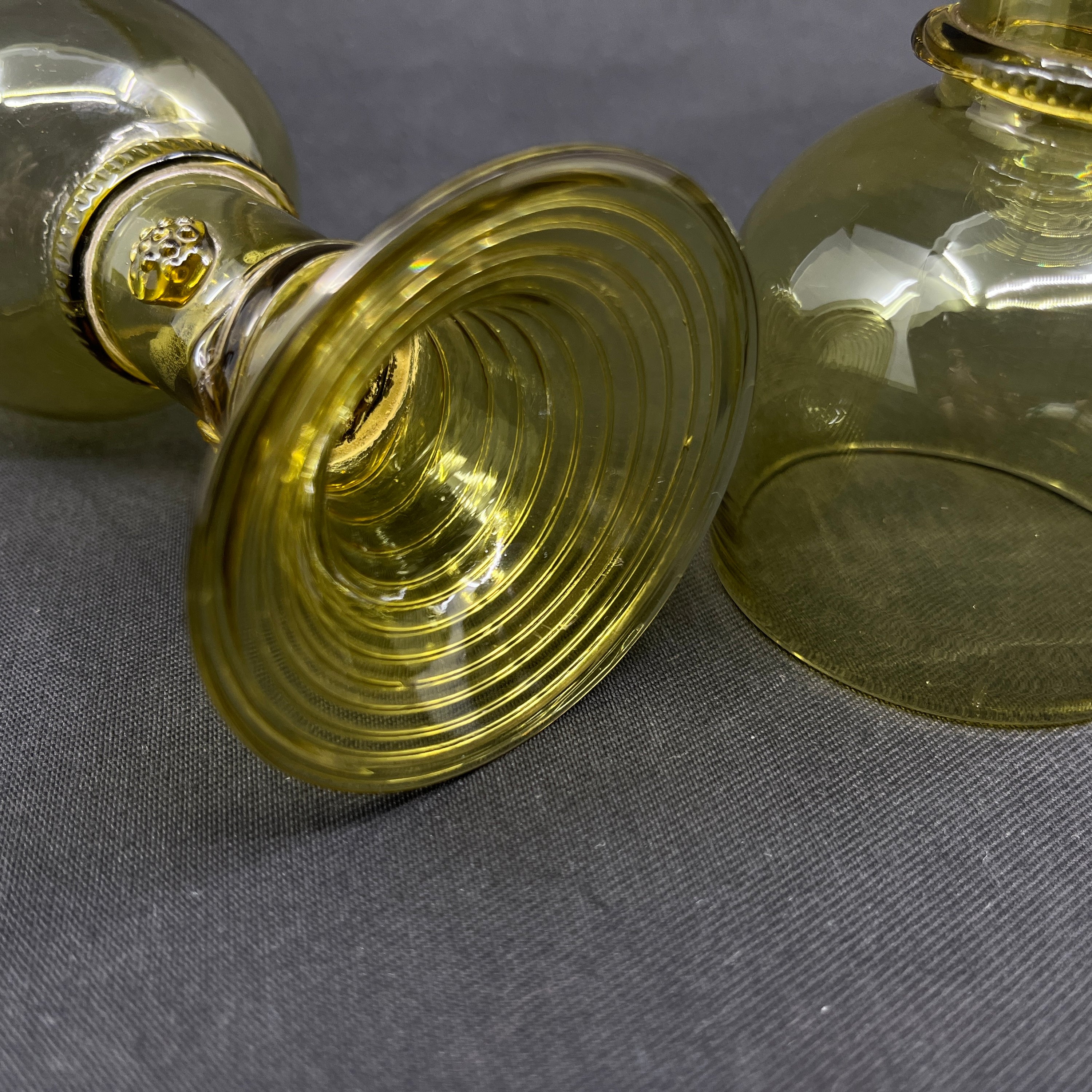 Et par antikke røhmerglas med hul stilk