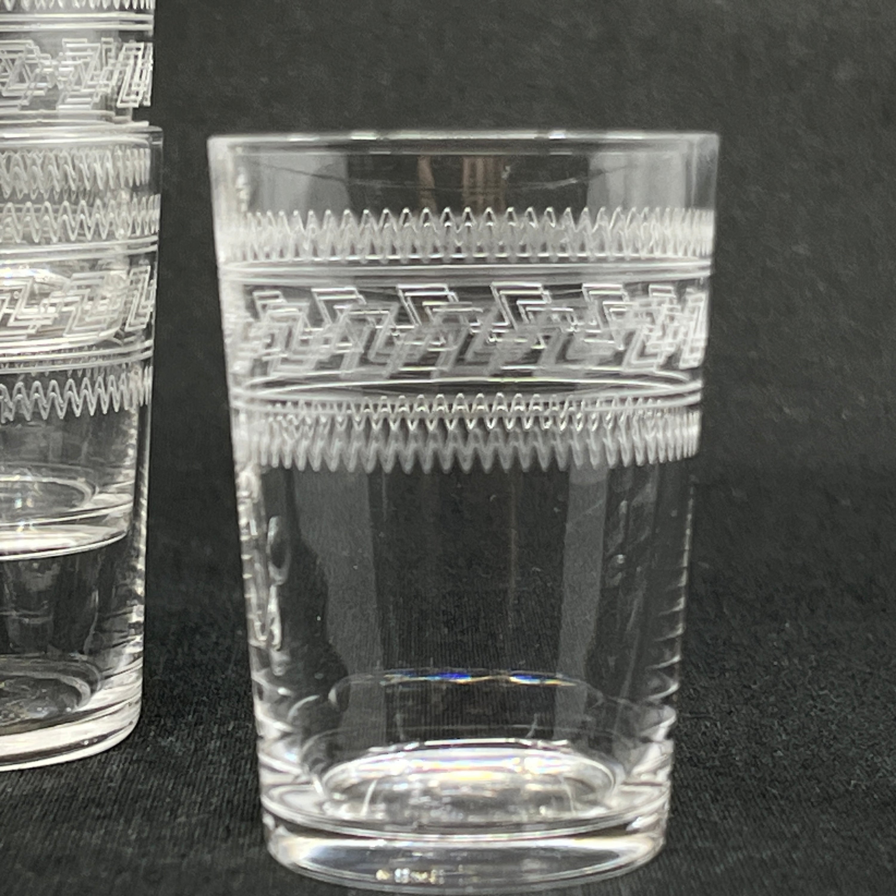 Wasserglas mit mäanderförmigem Rand