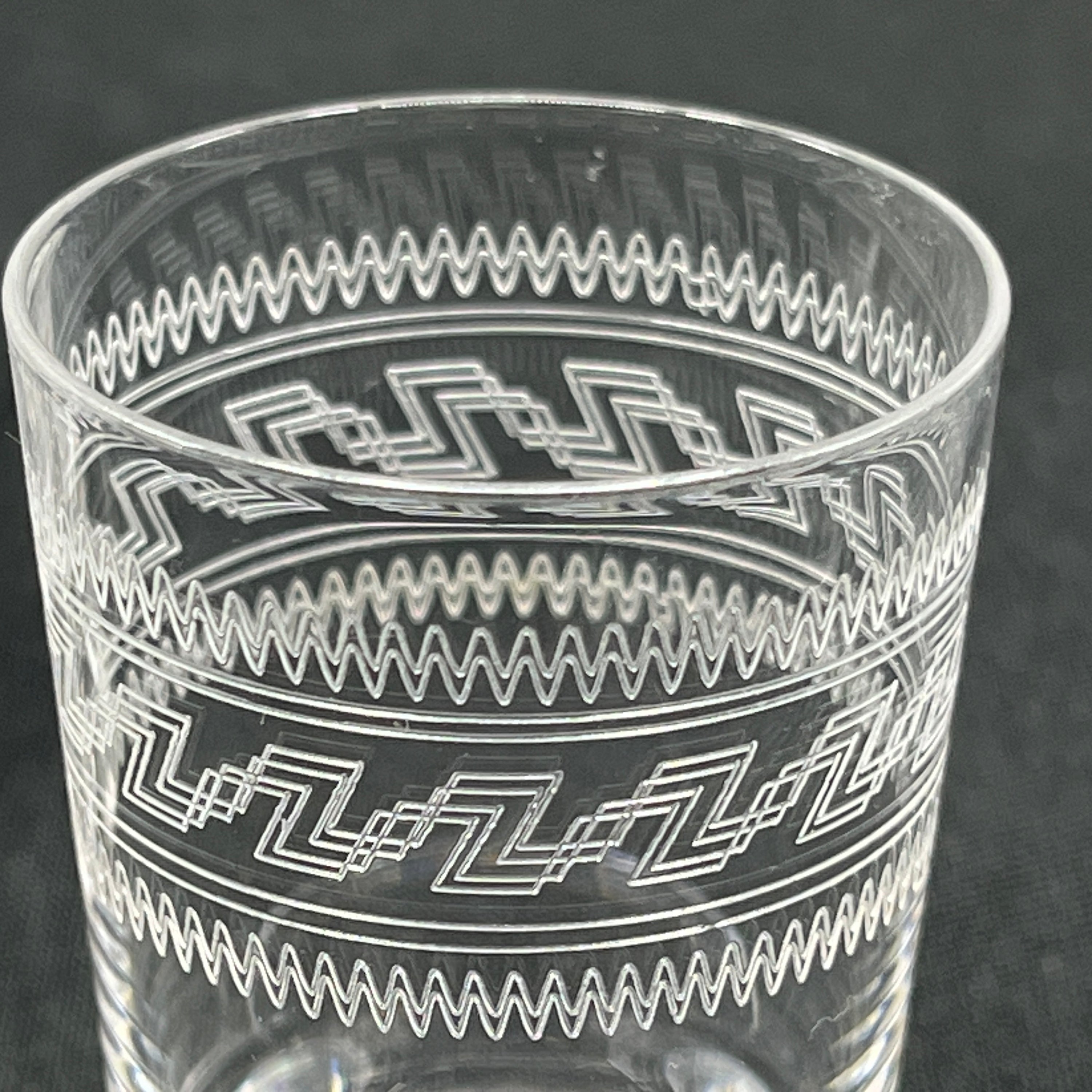 Wasserglas mit mäanderförmigem Rand