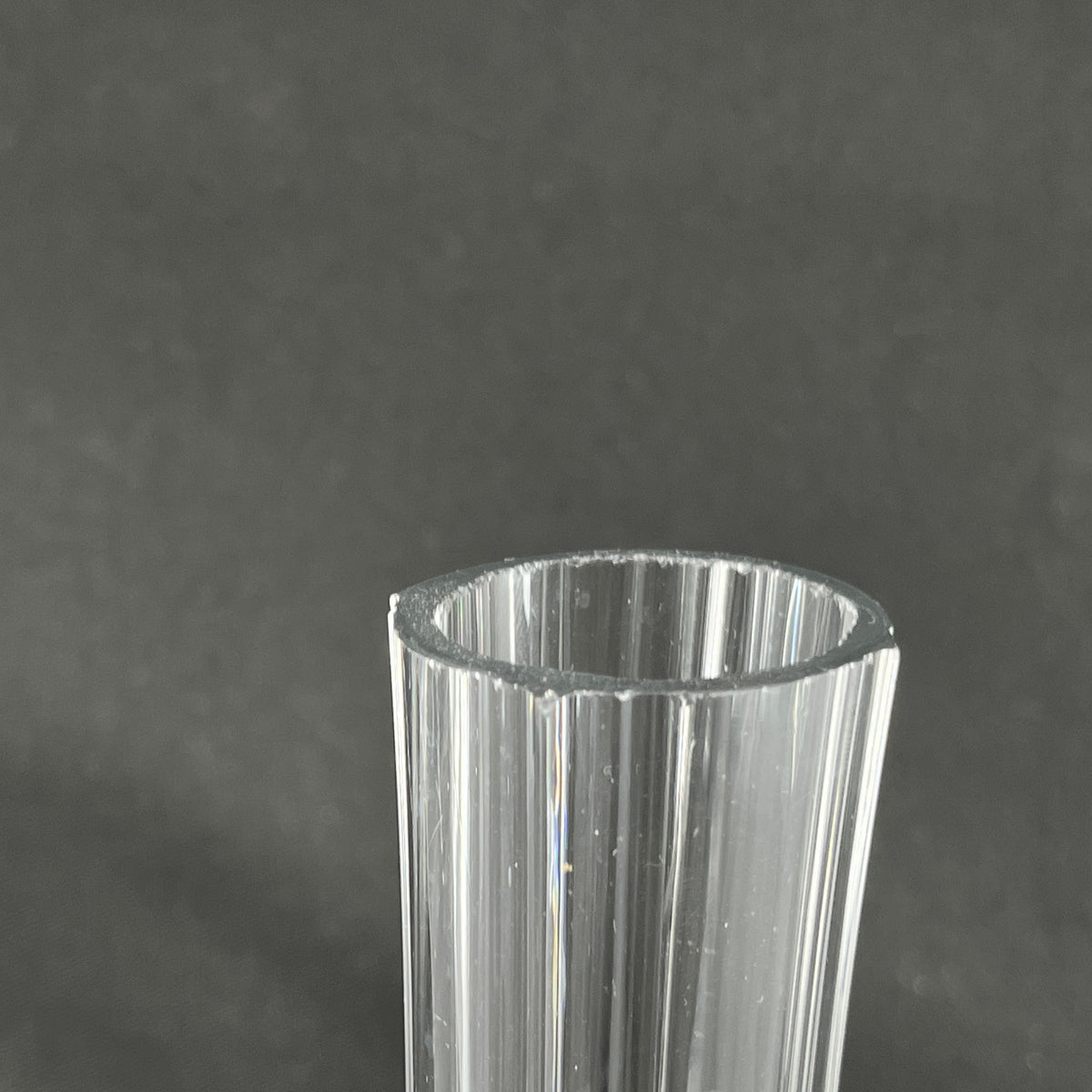 Flot dekoreret kolbevase fra 1920'erne, 31 cm.