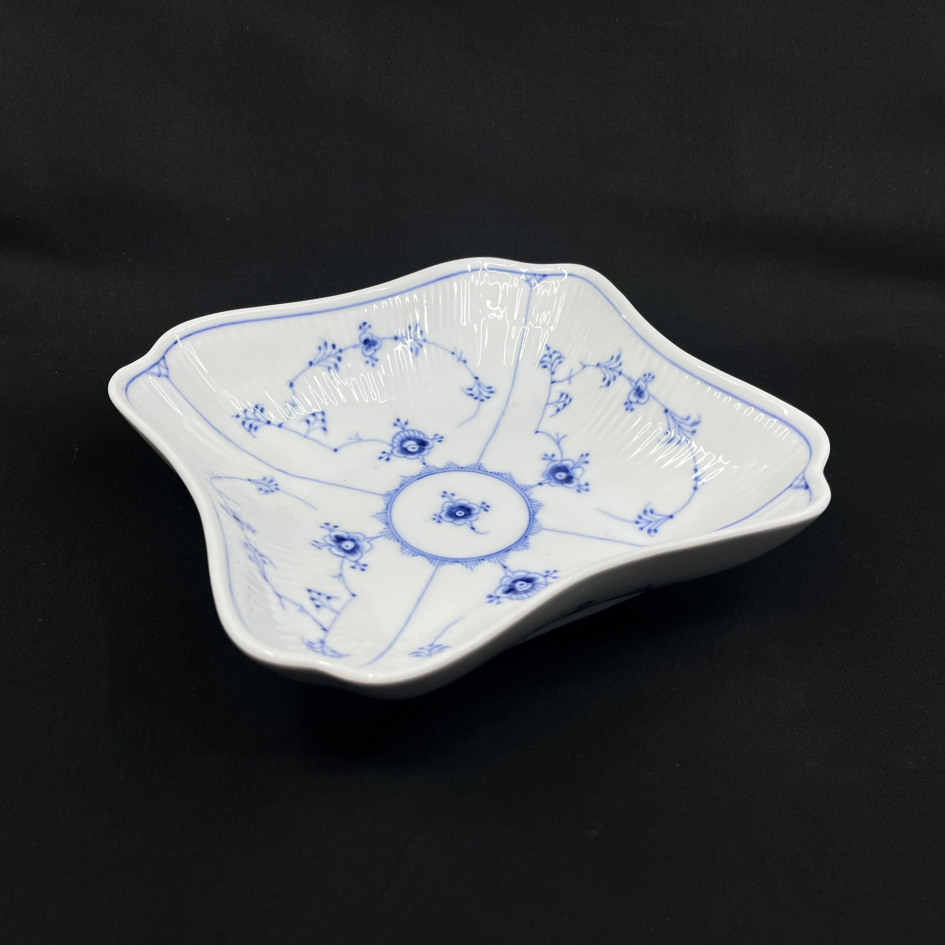 Musselmalet Riflet kartoffelskål, 1/26, 1. sortering