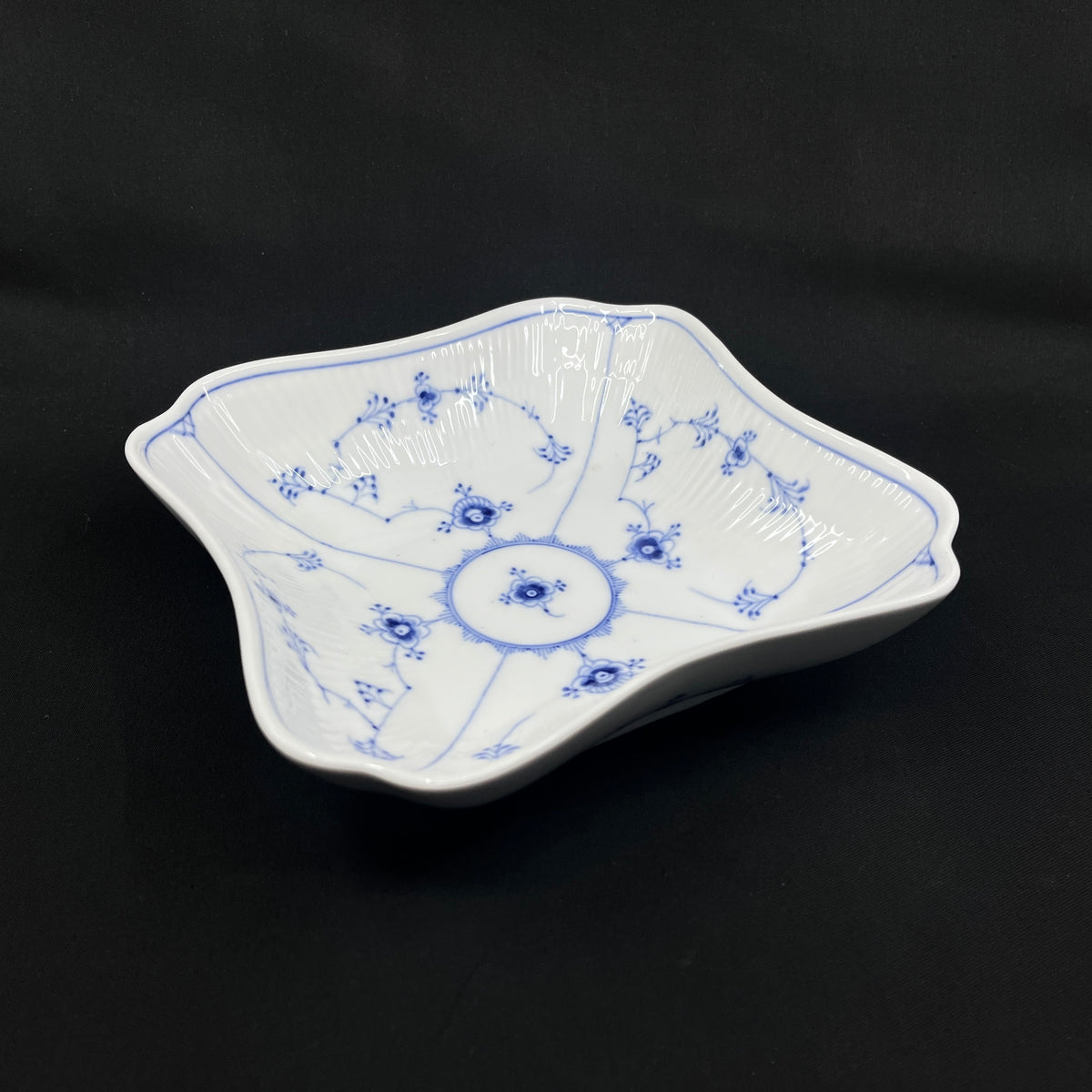 Blue Fluted Fluted Potato Bowl, 1/26, 1. assortment.