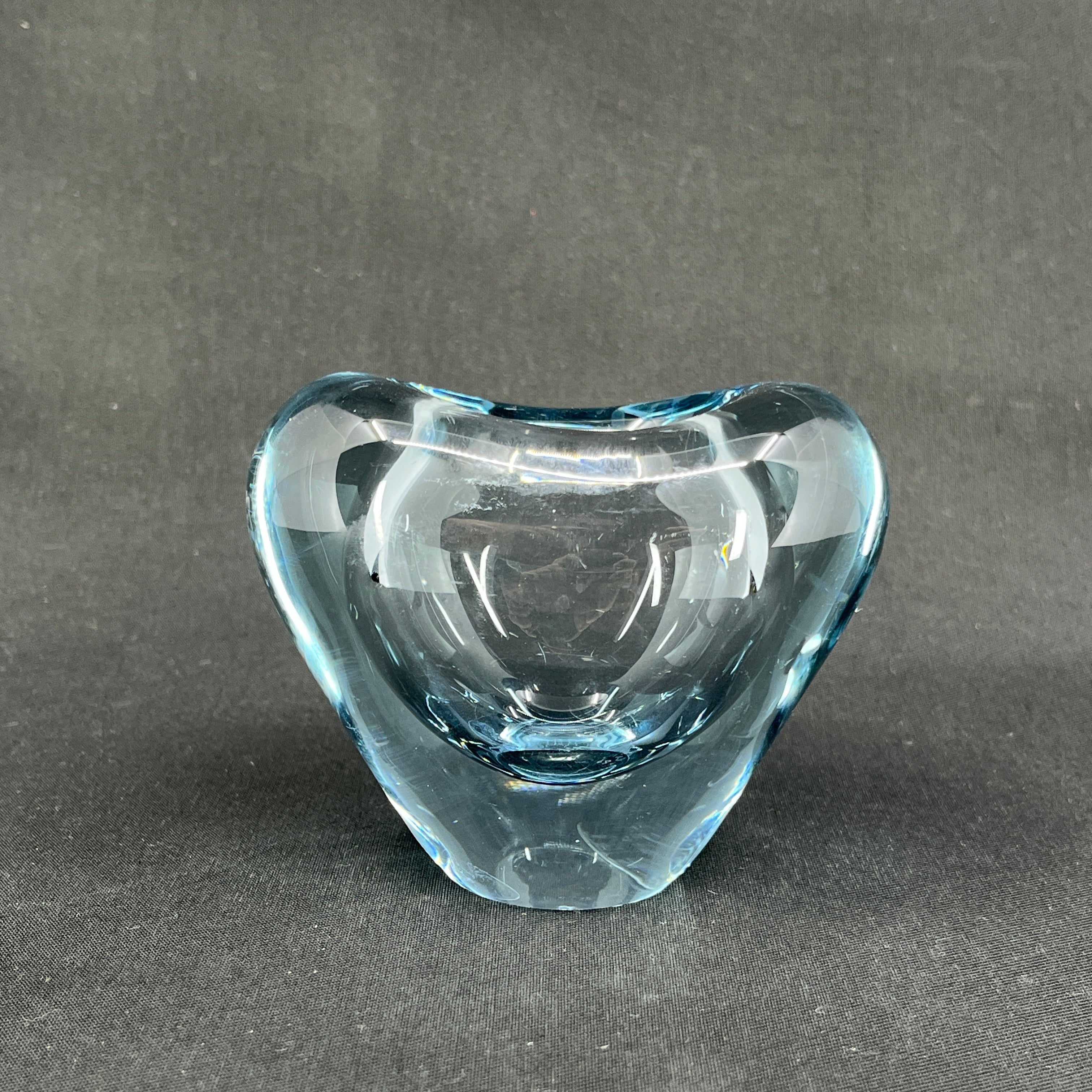 Aquablå hjertevase fra Holmegaard, 9 cm.