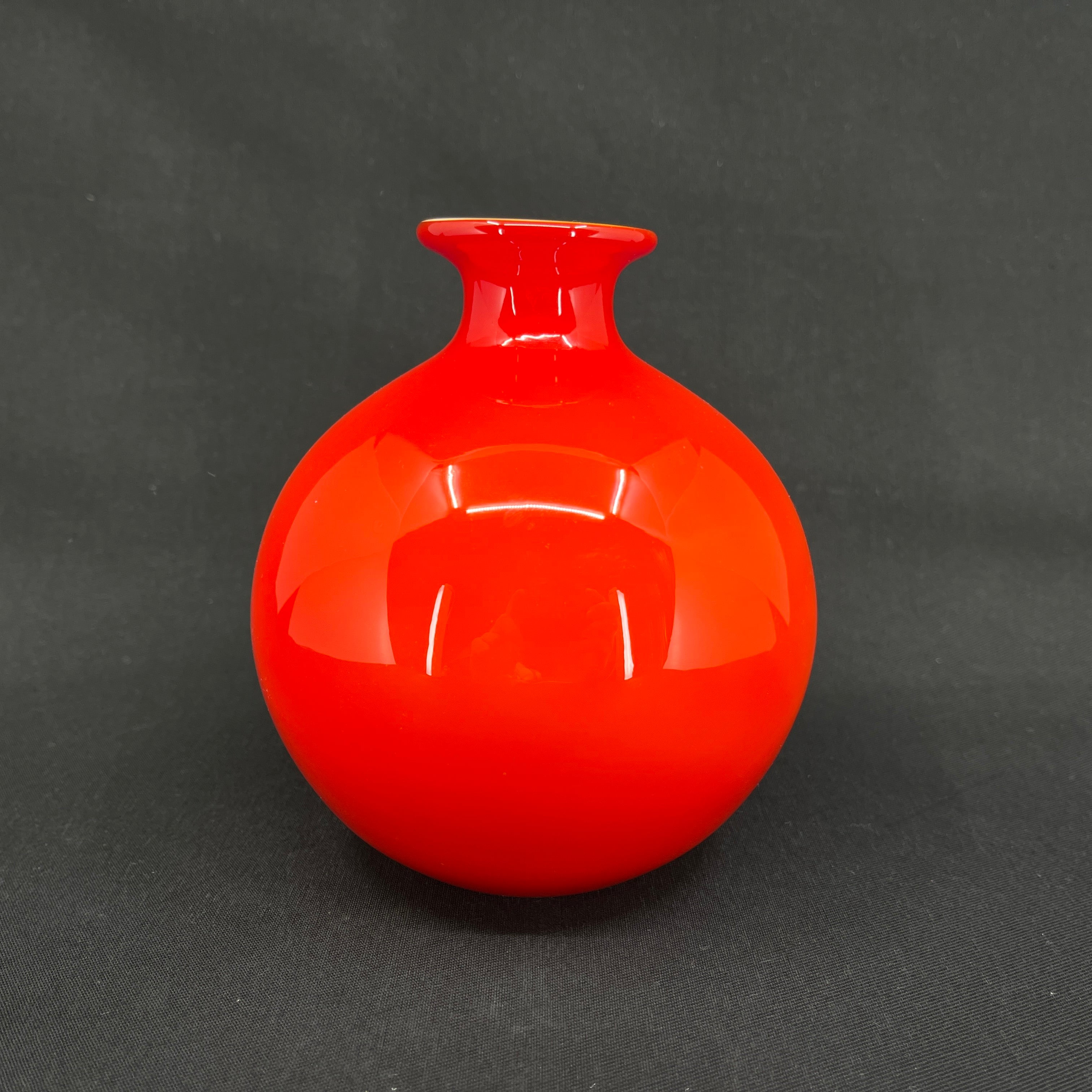 Kuglerund rød Carnaby vase, 14 cm.
