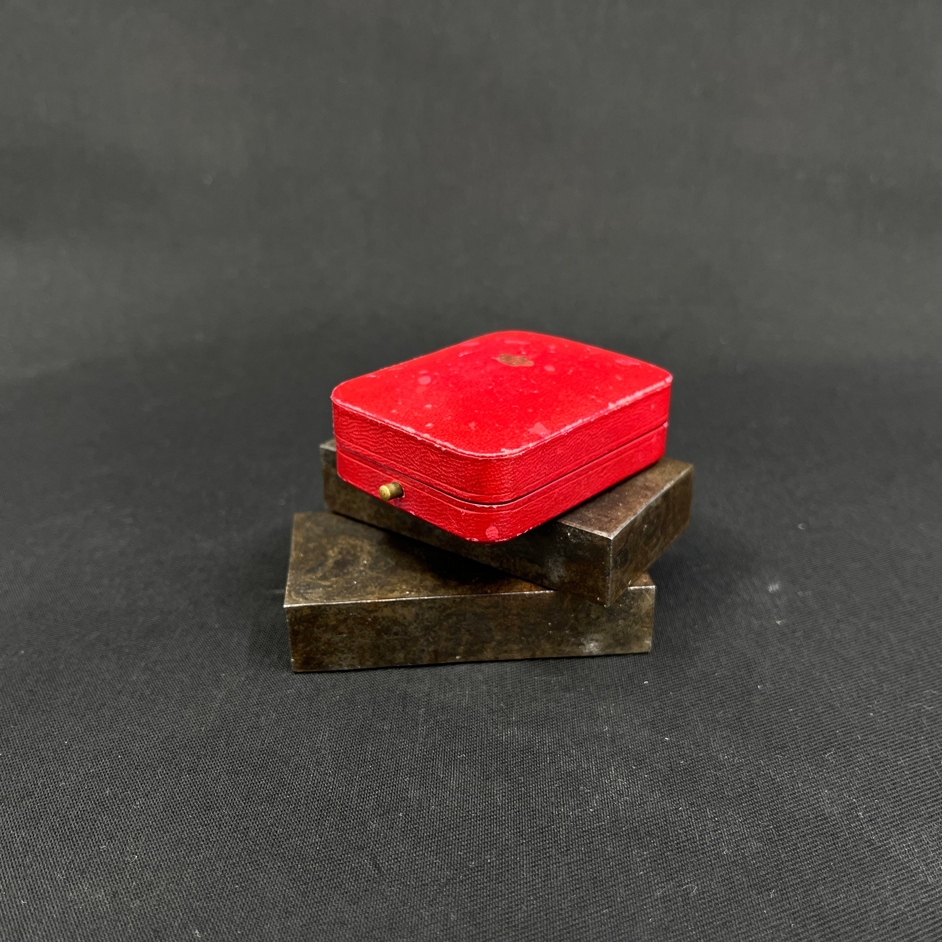 Kongemærke med bjælke 1870-1945 i guld i æske