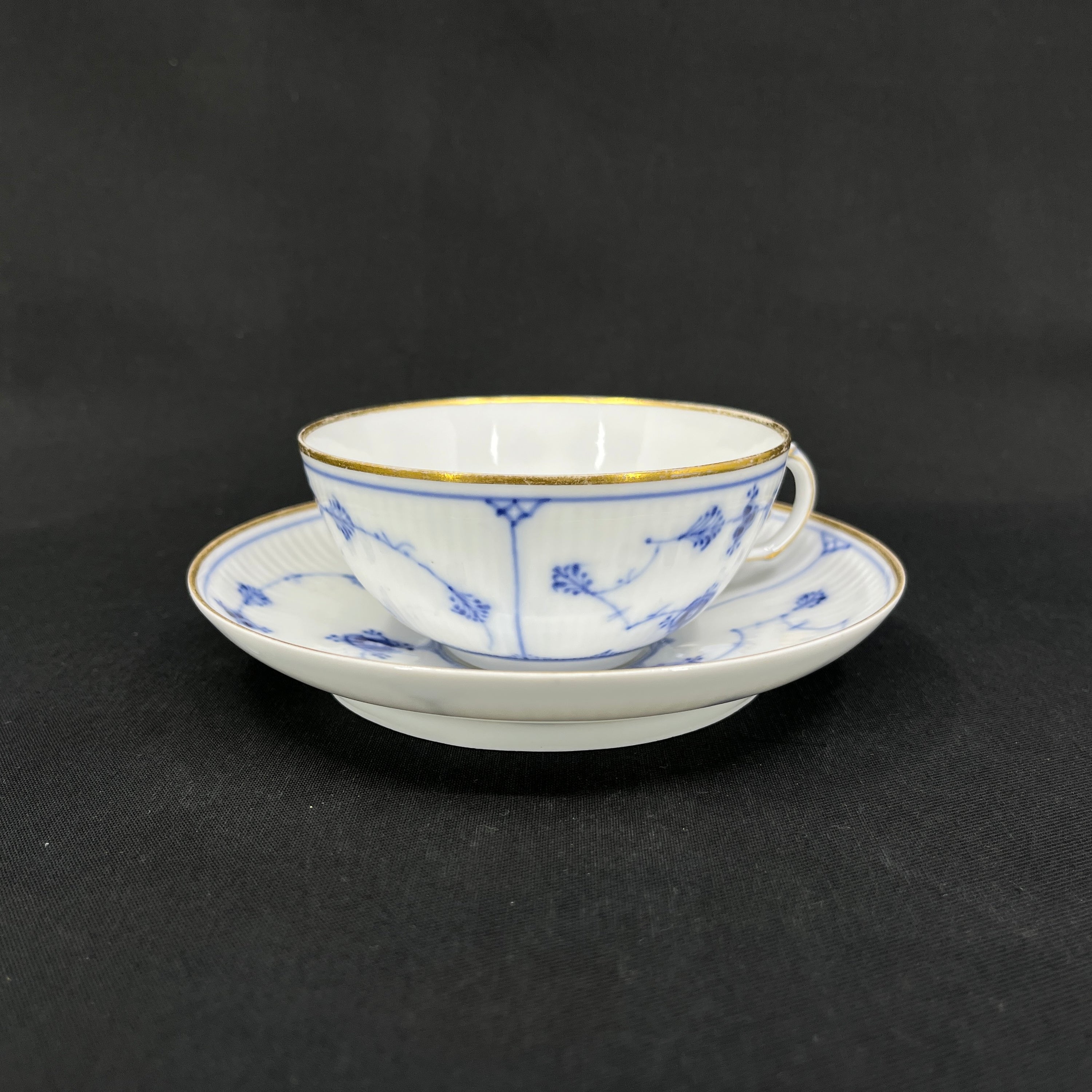 Stor Musselmalet Riflet tekop med guldkant