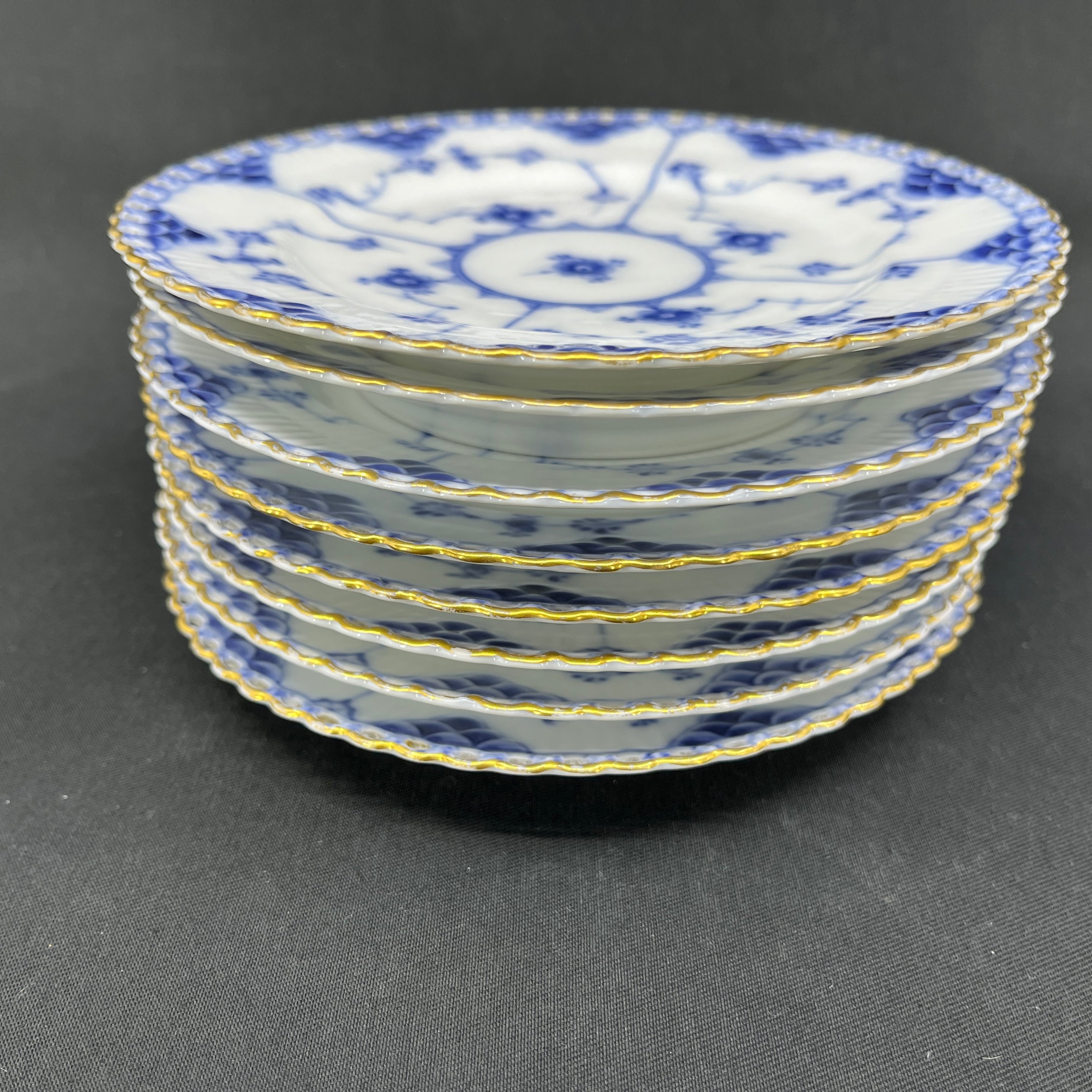 Full lace cake plate with gold, set of 8 pieces.