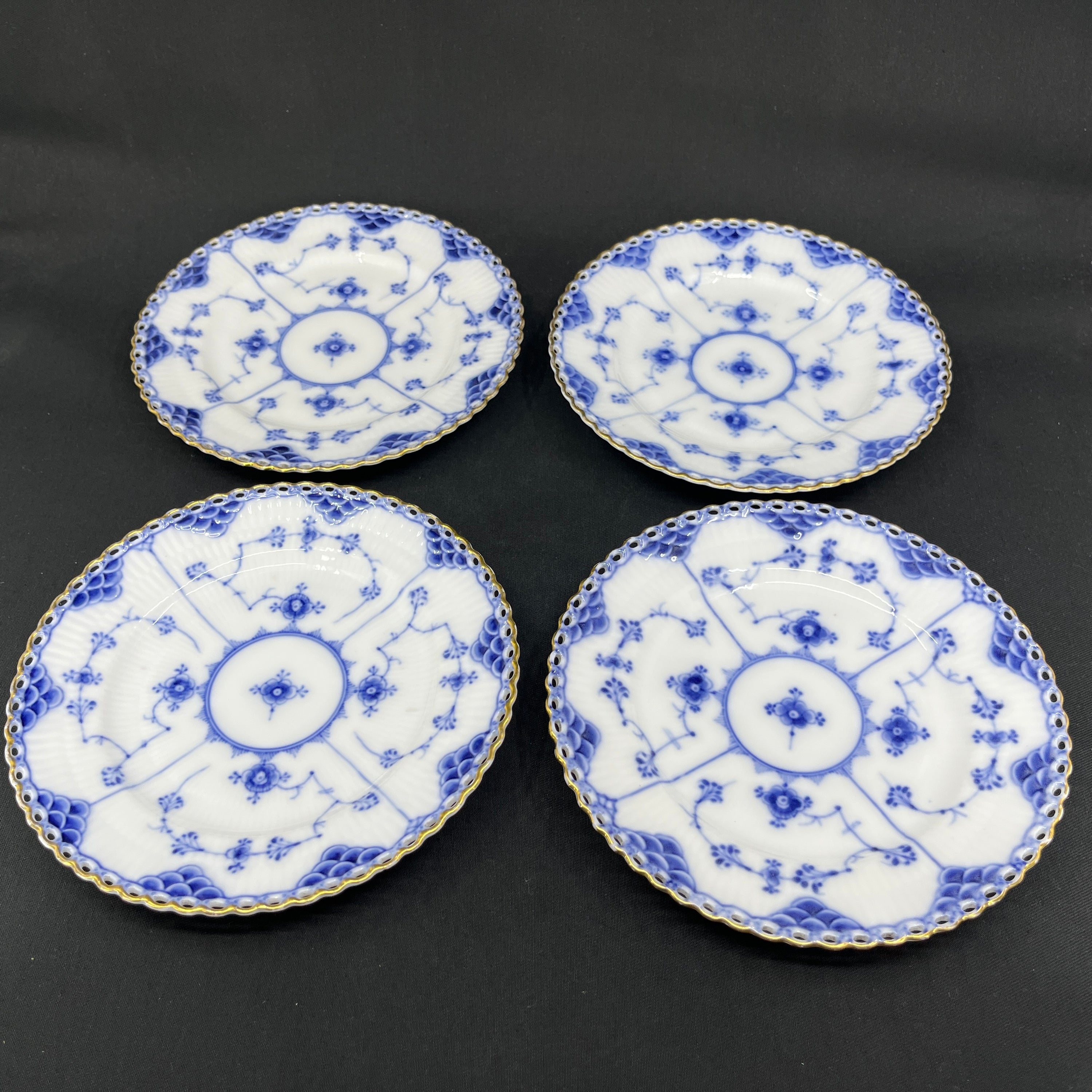 Full lace cake plate with gold, set of 8 pieces.