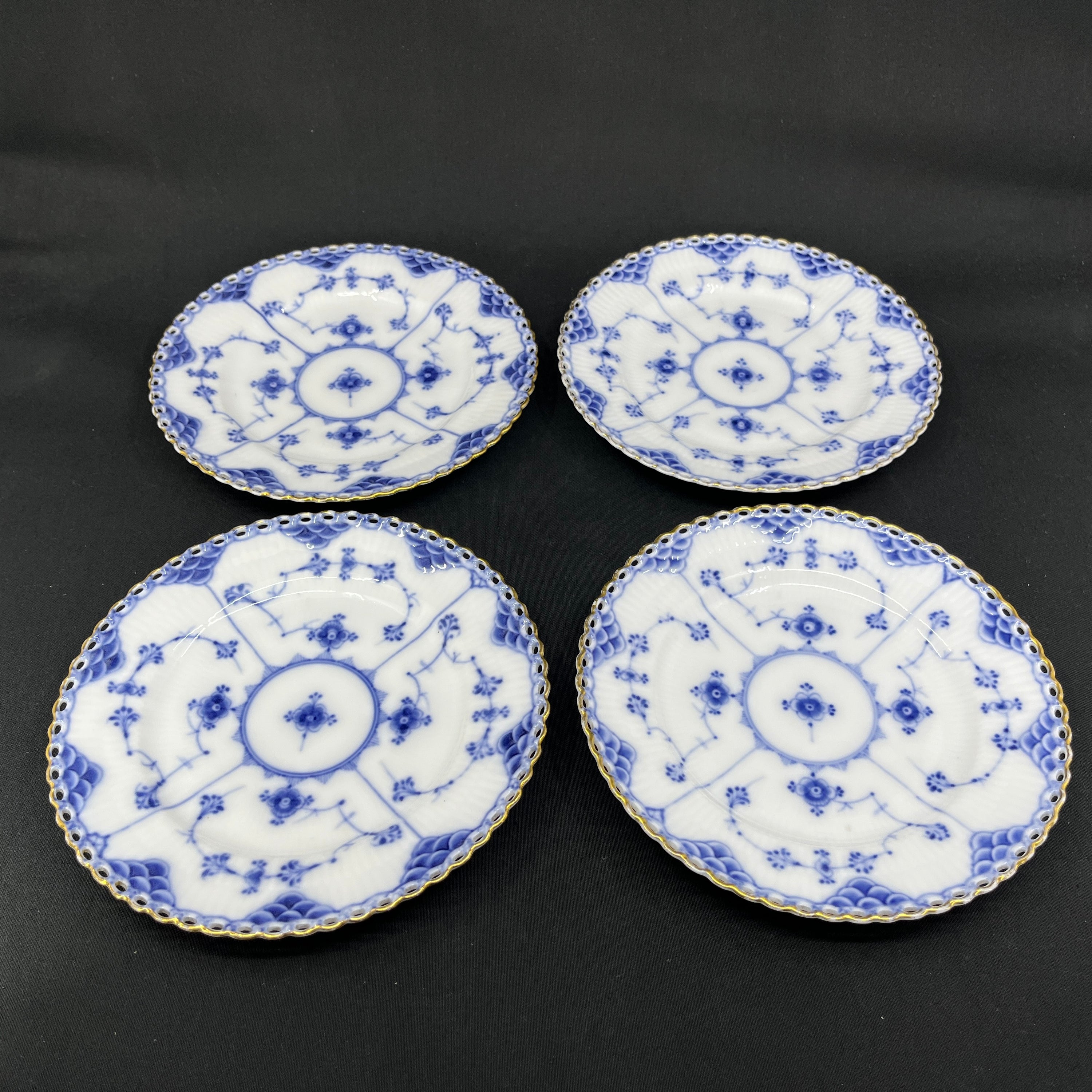 Full lace cake plate with gold, set of 8 pieces.