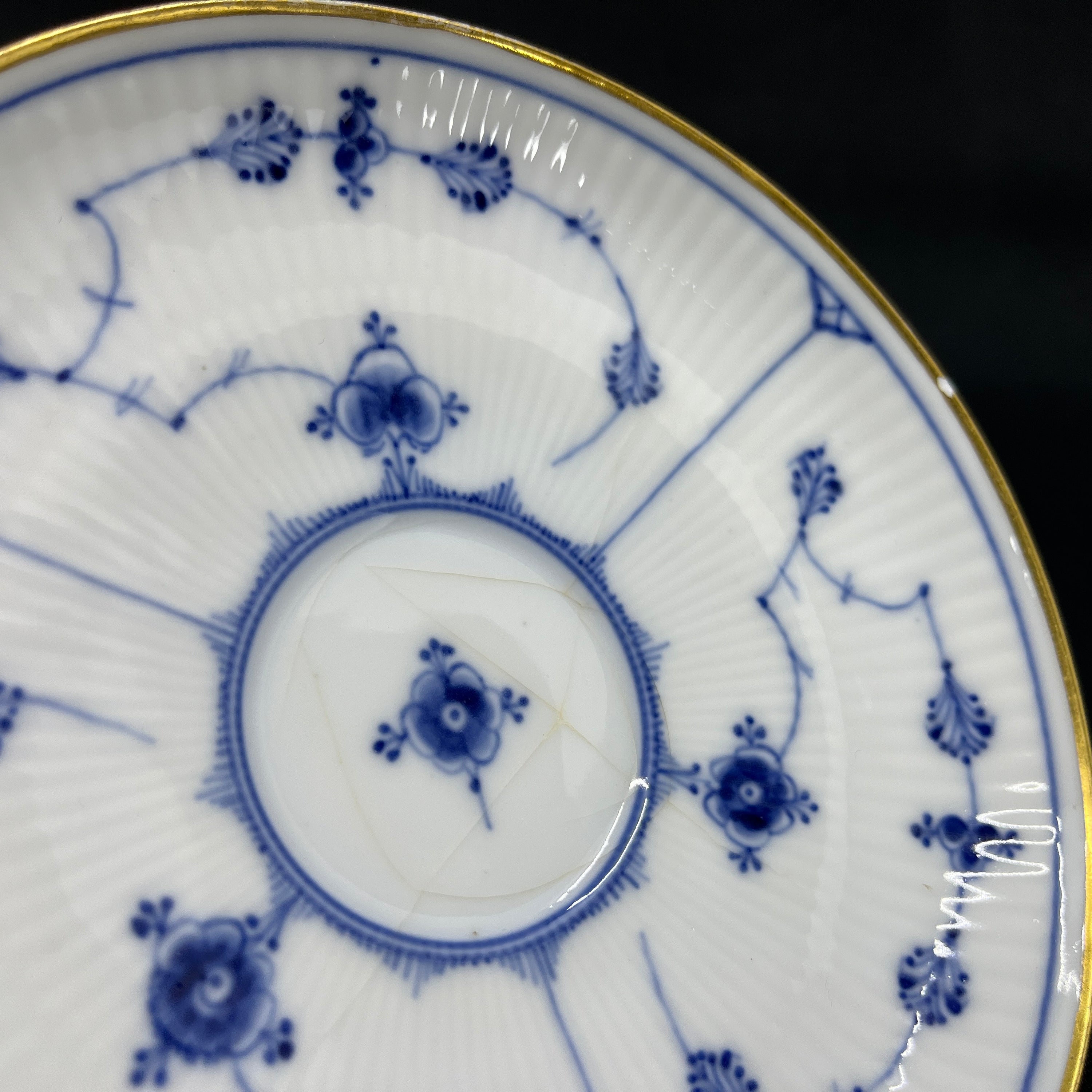 Blaue, geriffelte Teetasse mit Goldrand