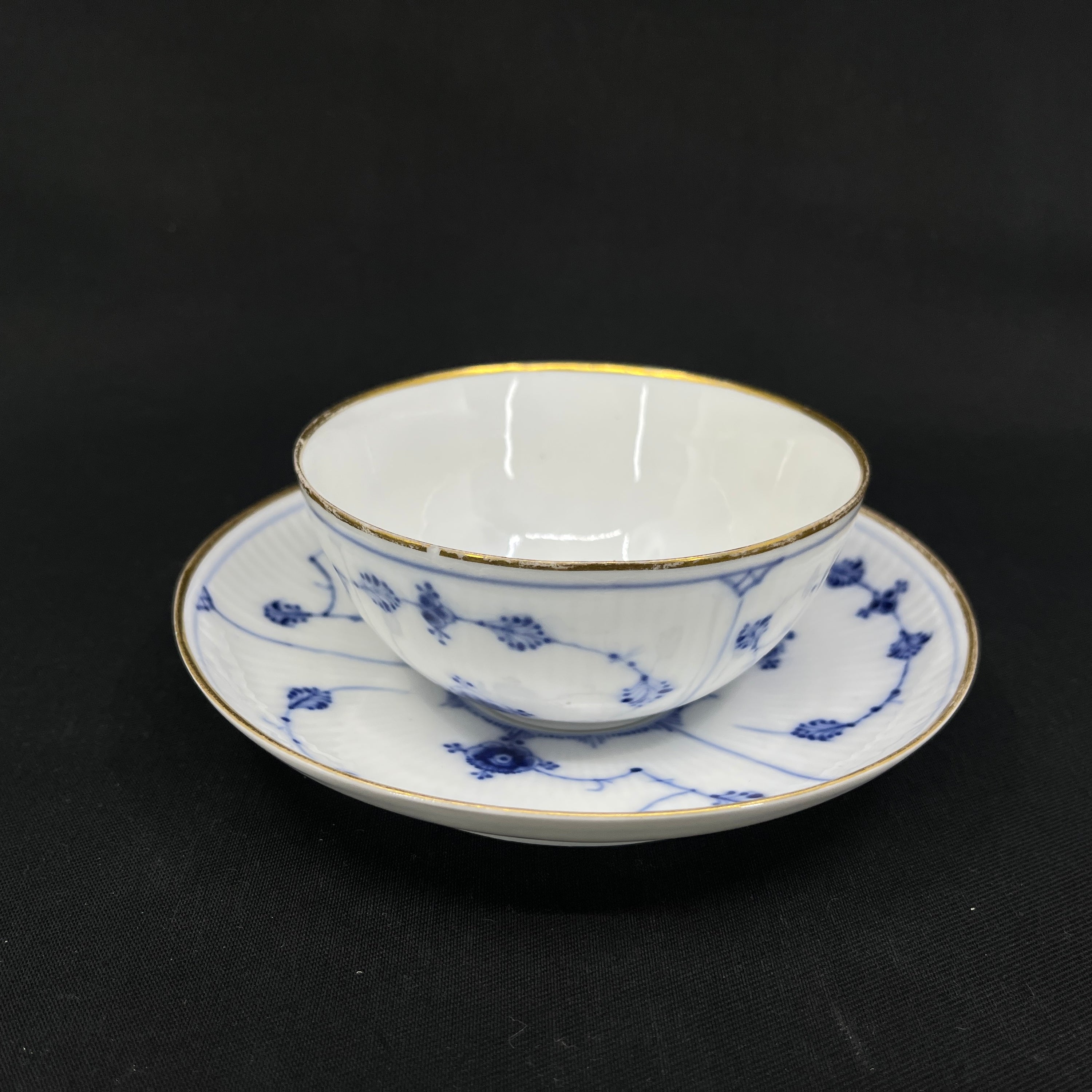 Blaue, geriffelte Teetasse mit Goldrand