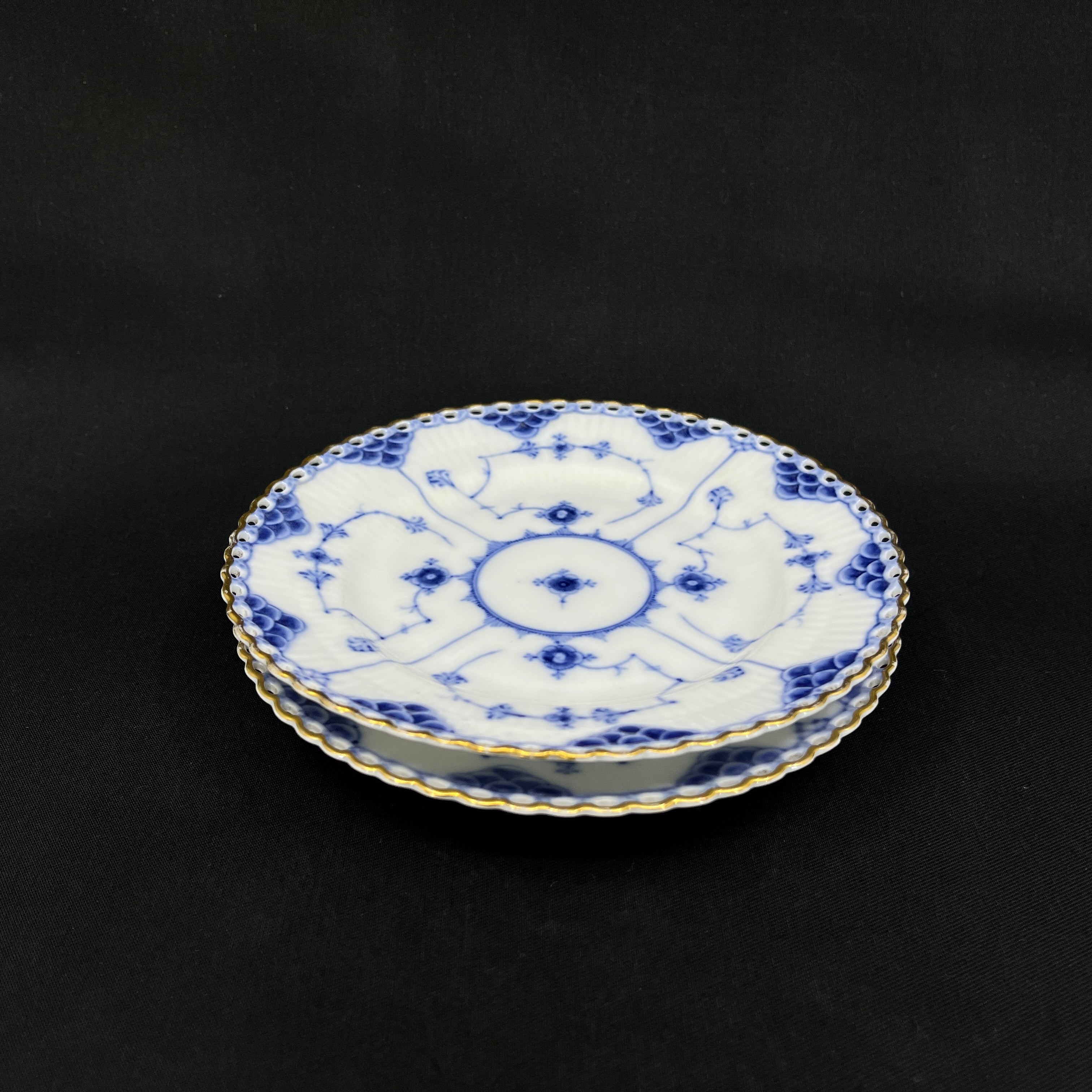 Full lace cake plate with gold with flaws, 2 pieces.