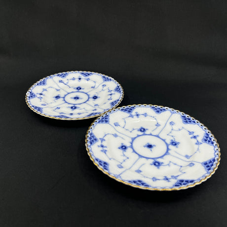 Full lace cake plate with gold with flaws, 2 pieces.