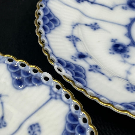 Full lace cake plate with gold with flaws, 2 pieces.