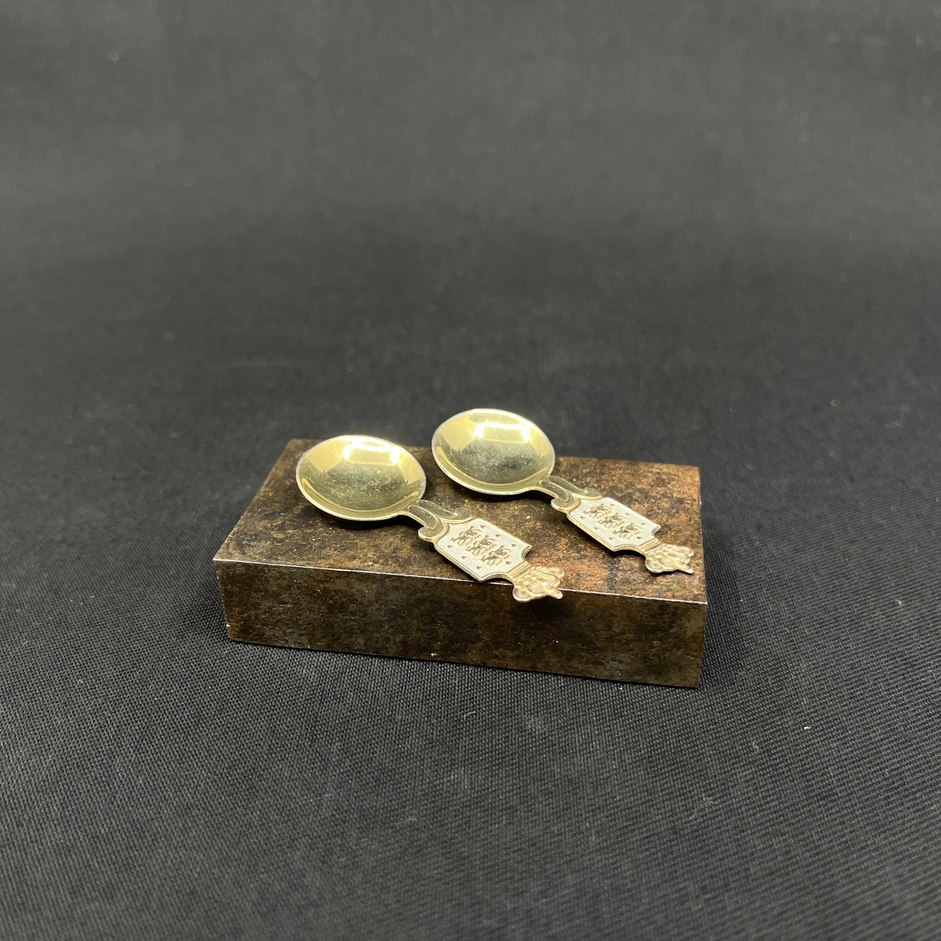 A pair of salt spoons - The Danish national coat of arms