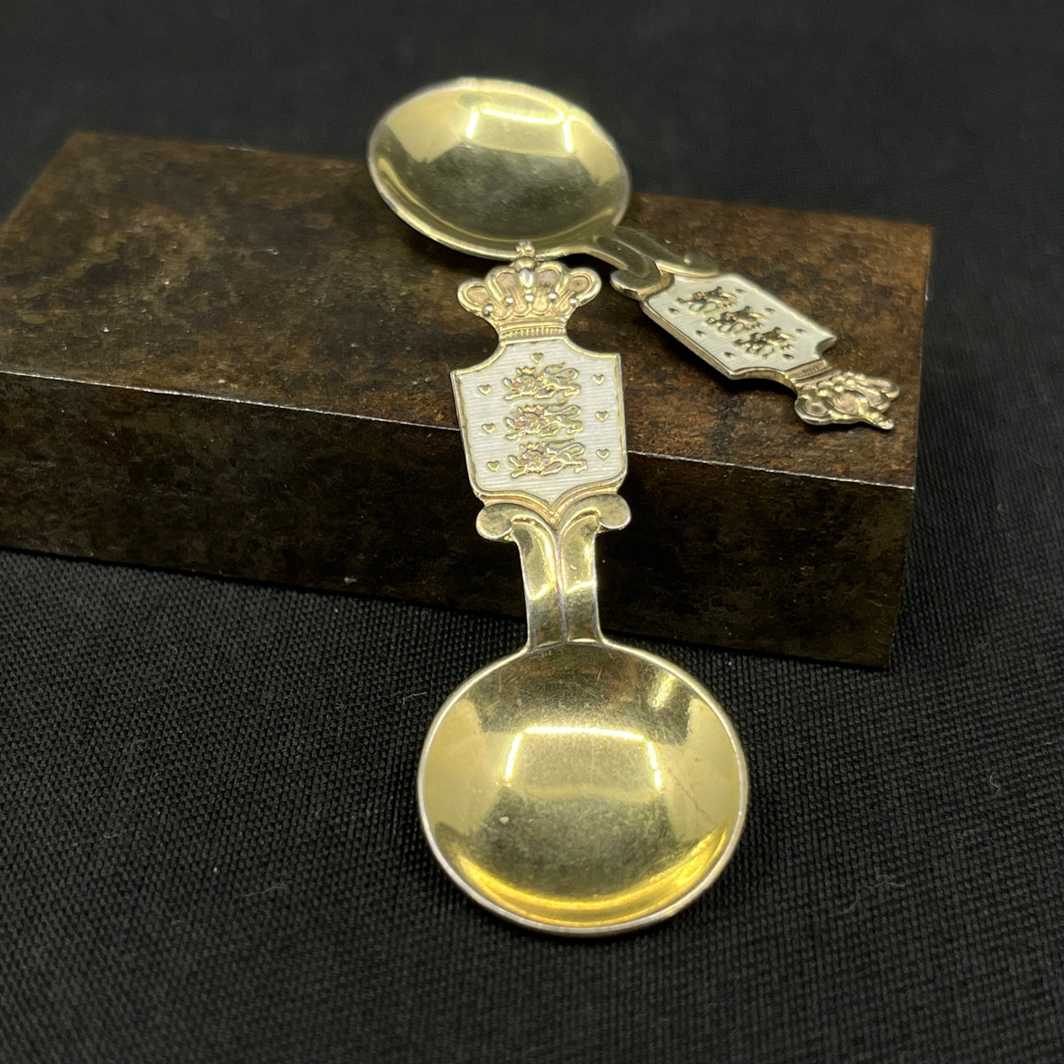 A pair of salt spoons - The Danish national coat of arms