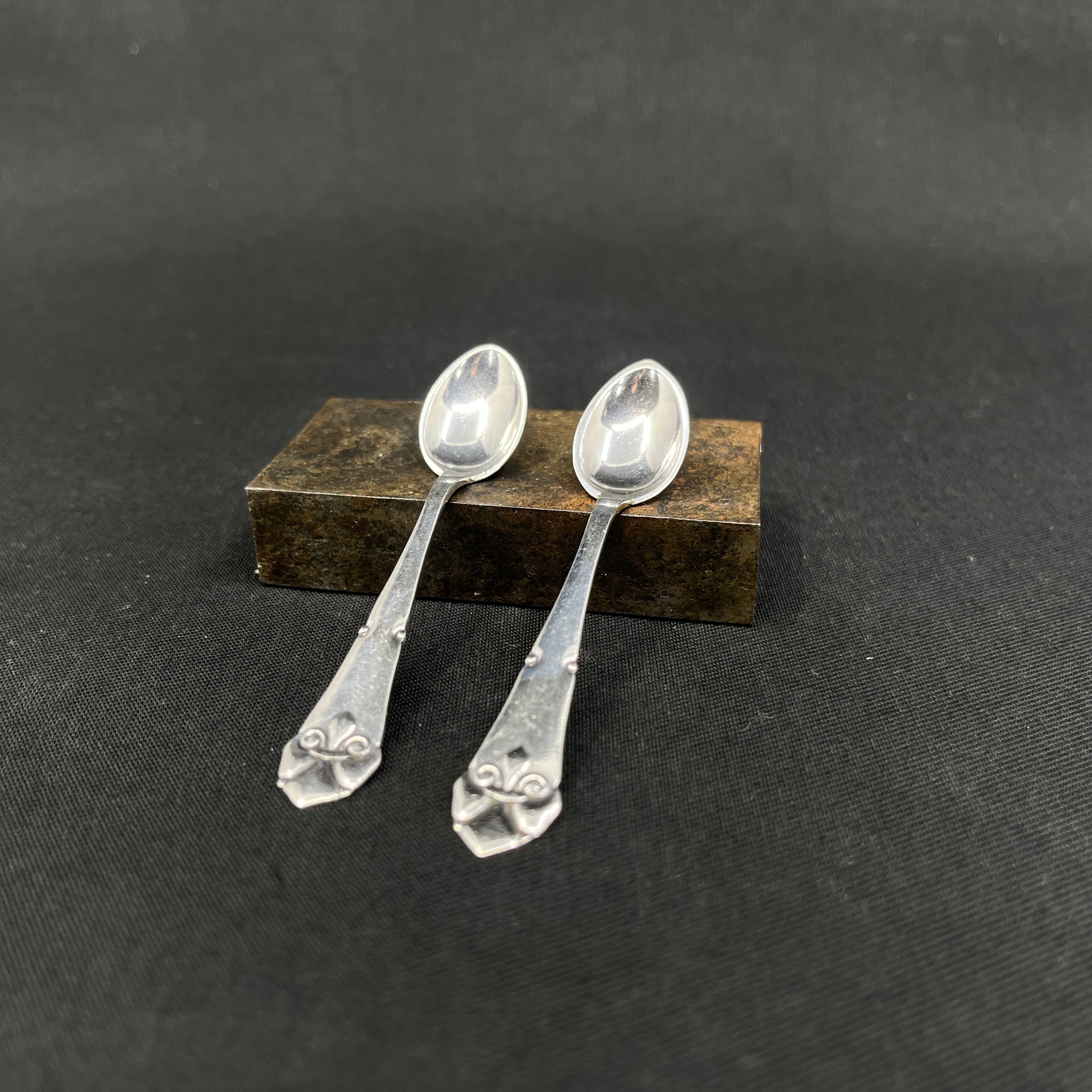 A pair of salt spoons - French lily